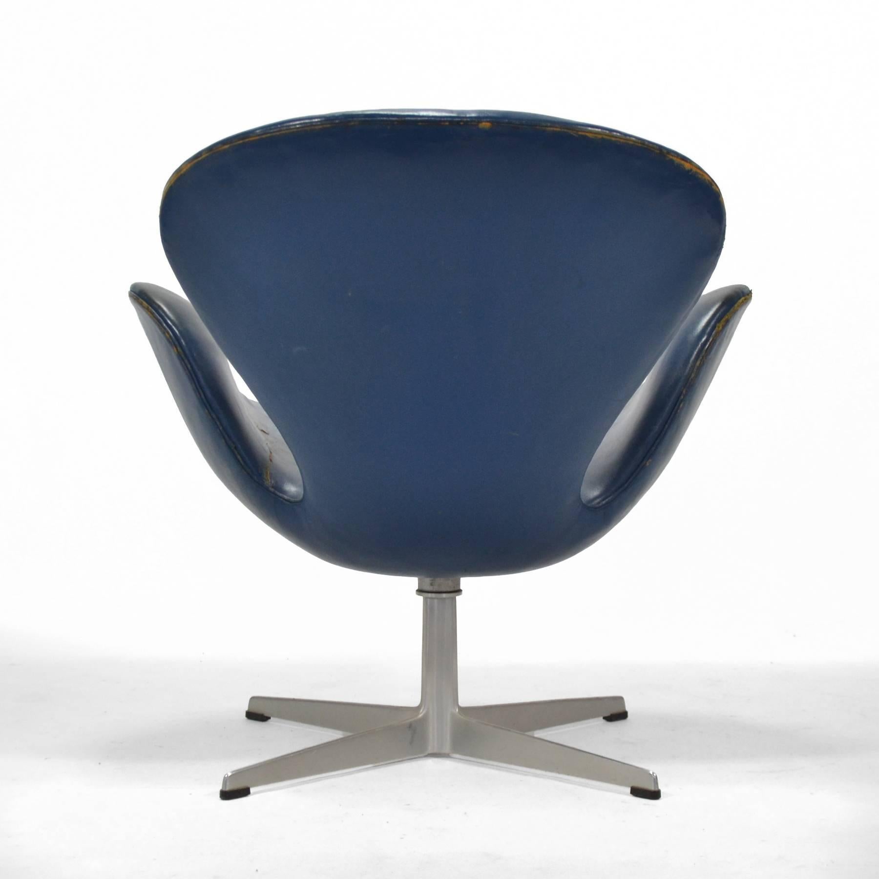 Danish Arne Jacobsen Swan Chair in Original Blue Leather by Fritz Hansen