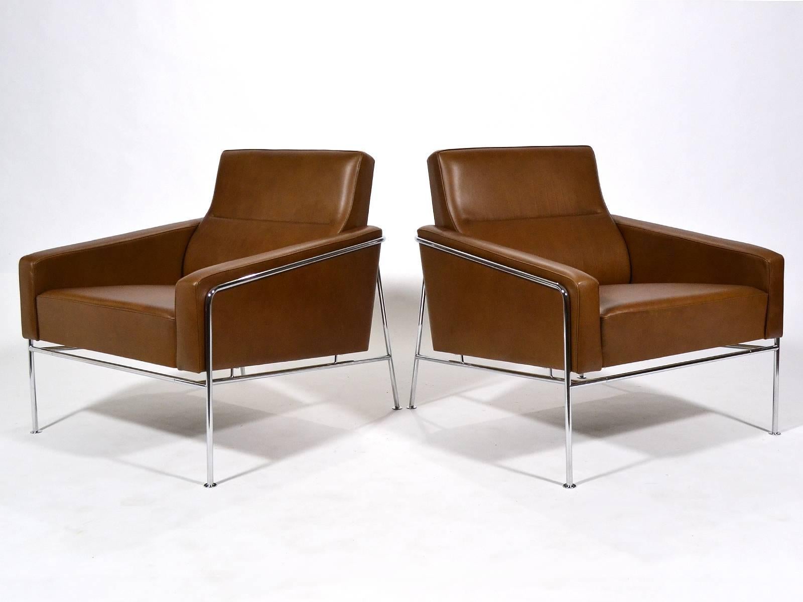 Mid-Century Modern Pair of Arne Jacobsen Series 3300 Lounge Chairs by Fritz Hansen