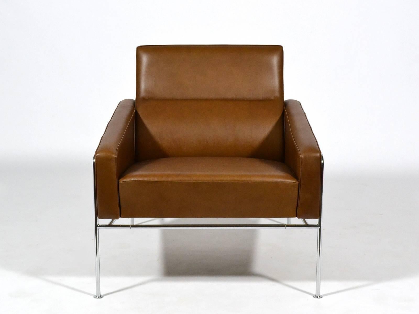Pair of Arne Jacobsen Series 3300 Lounge Chairs by Fritz Hansen In Good Condition In Highland, IN