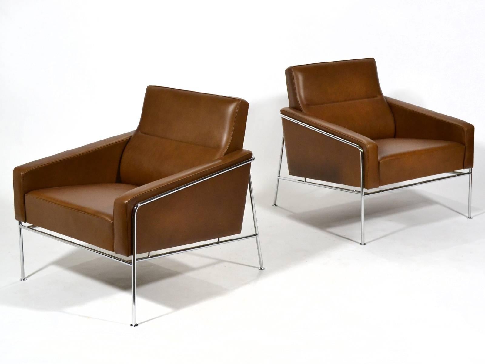 Pair of Arne Jacobsen Series 3300 Lounge Chairs by Fritz Hansen 2