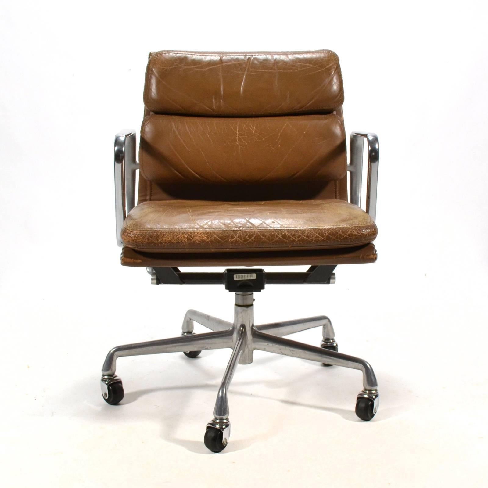 eames soft pad management chair