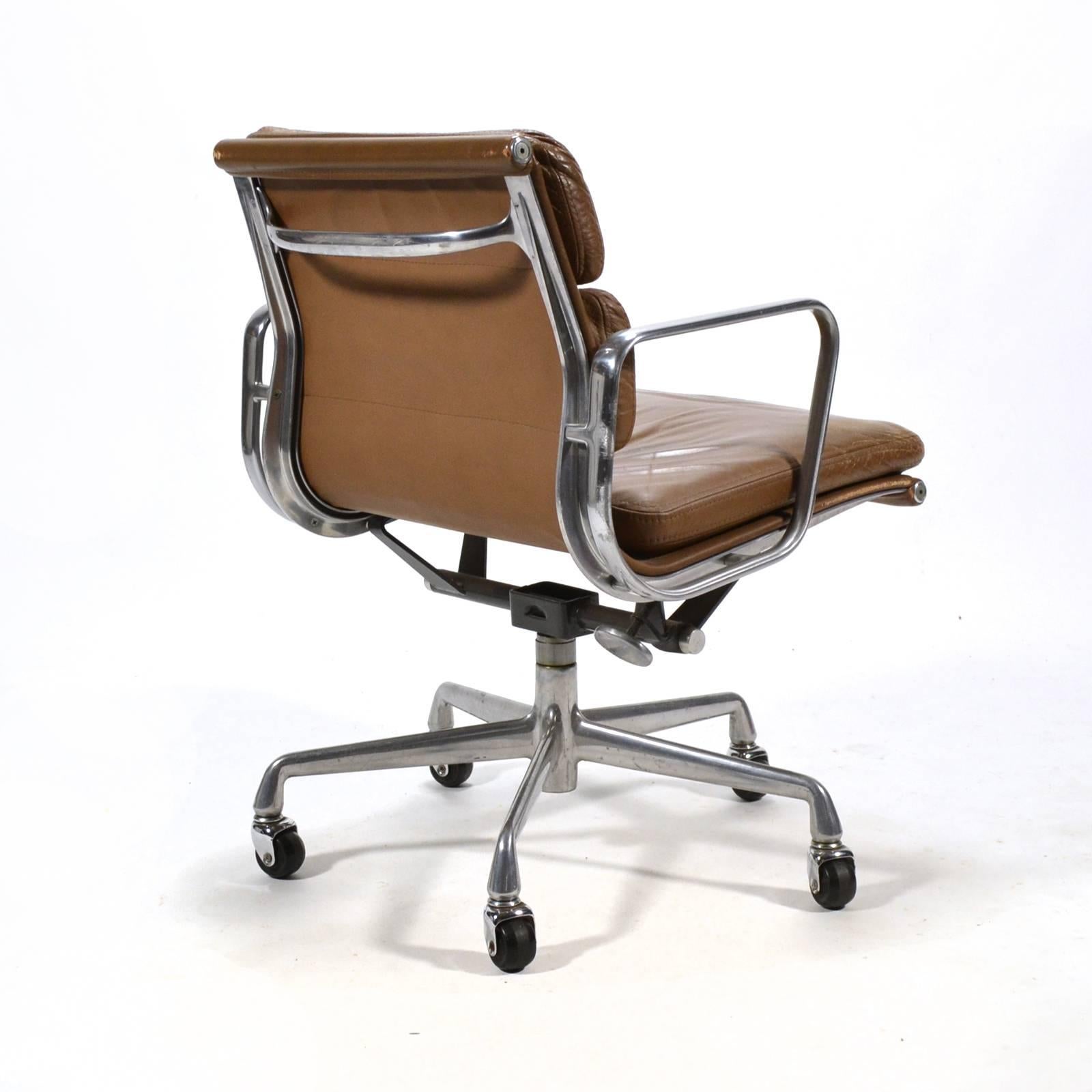 Mid-Century Modern Eames Aluminium Group Soft Pad Management Chair by Herman Miller