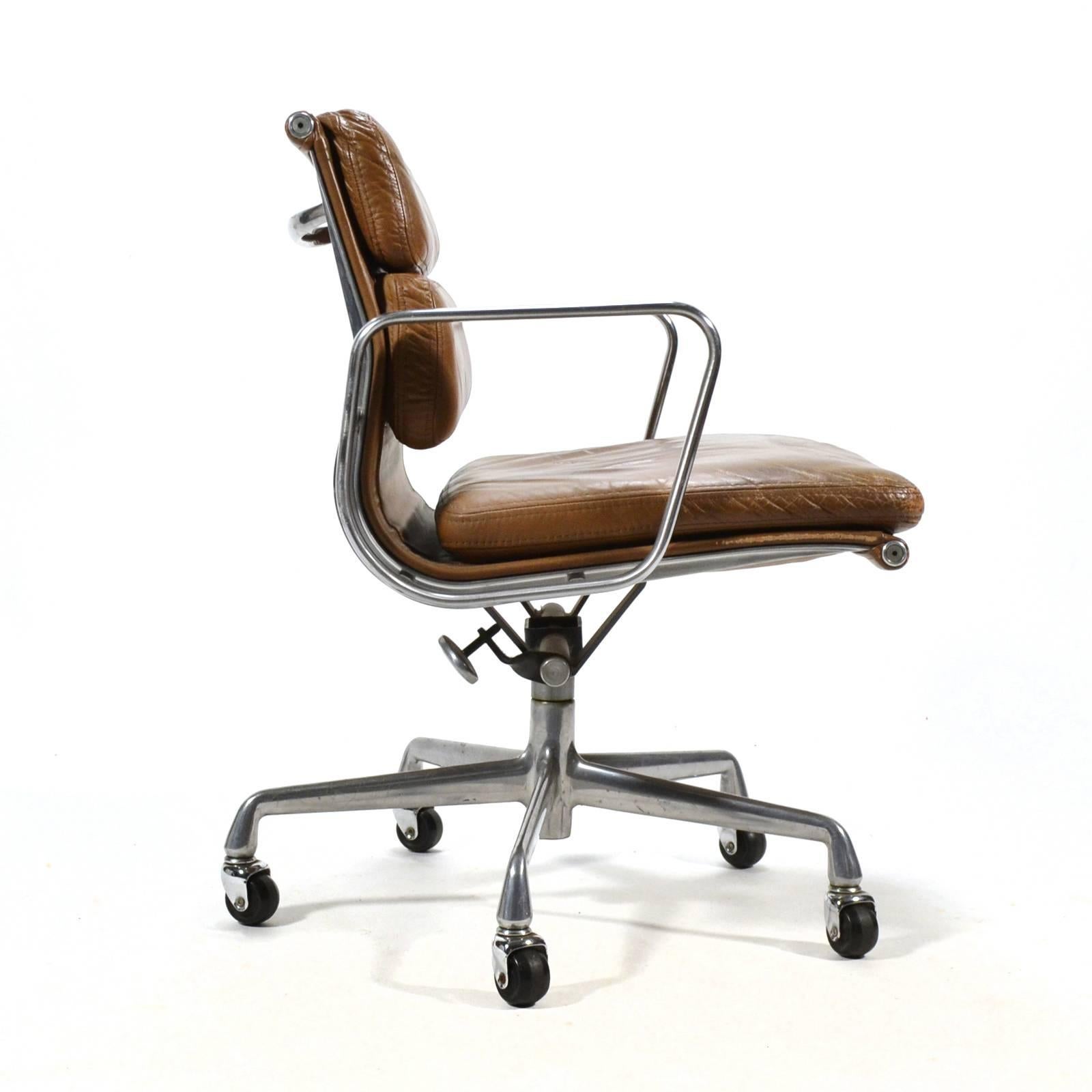 American Eames Aluminium Group Soft Pad Management Chair by Herman Miller