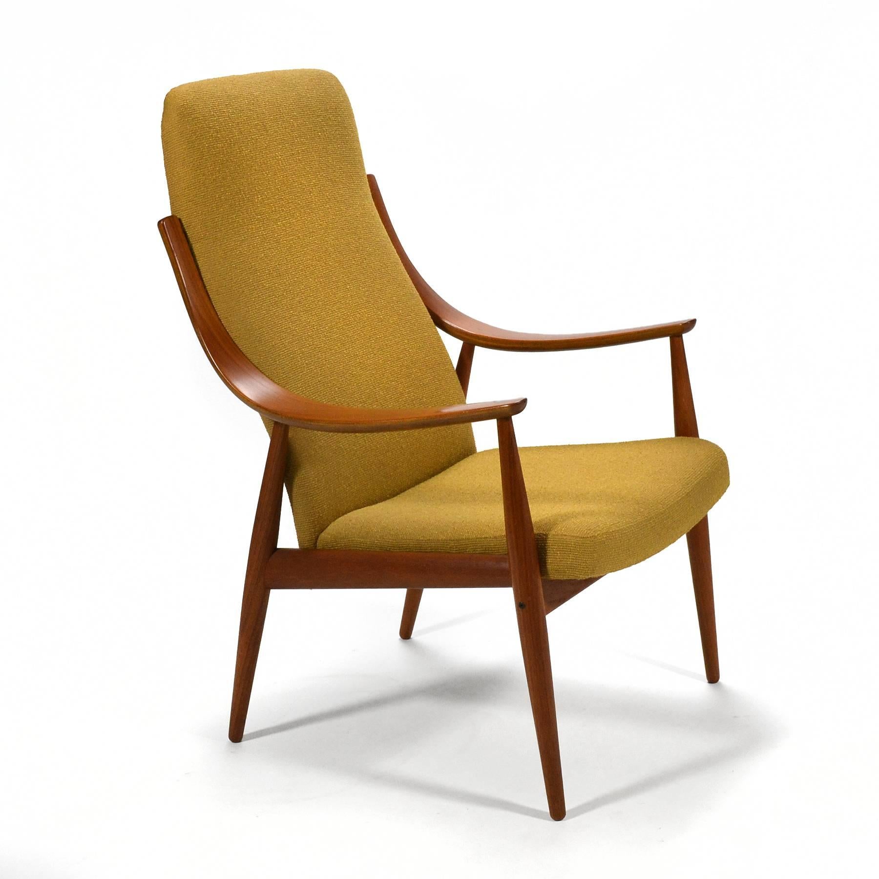 A beautiful design by Hvidt and Mølgaard-Nielsen, this chair has elegant lines and is impeccably constructed. Light and airy, the chair is very comfortable with both lumbar and head support.
The frame of solid and laminated teak has wonderful