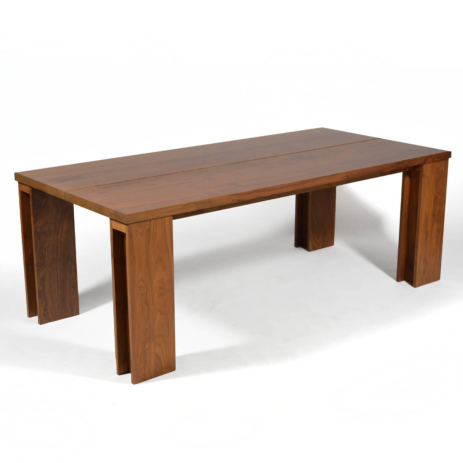 Cette table exceptionnelle de De La Espada est fabriquée en riche noyer noir américain massif. Le modèle 538, également appelé table 