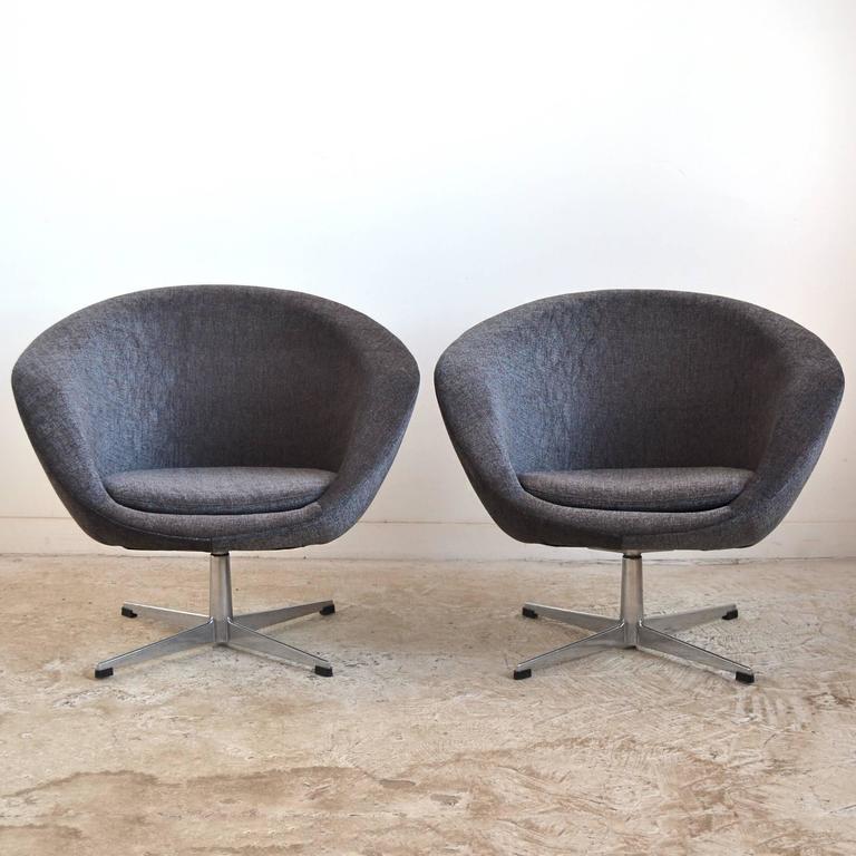 Scandinavian Modern Pair of Swivel Lounge Chairs by Overman For Sale