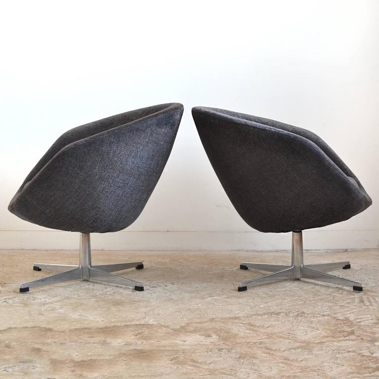Pair of Swivel Lounge Chairs by Overman In Excellent Condition For Sale In Highland, IN