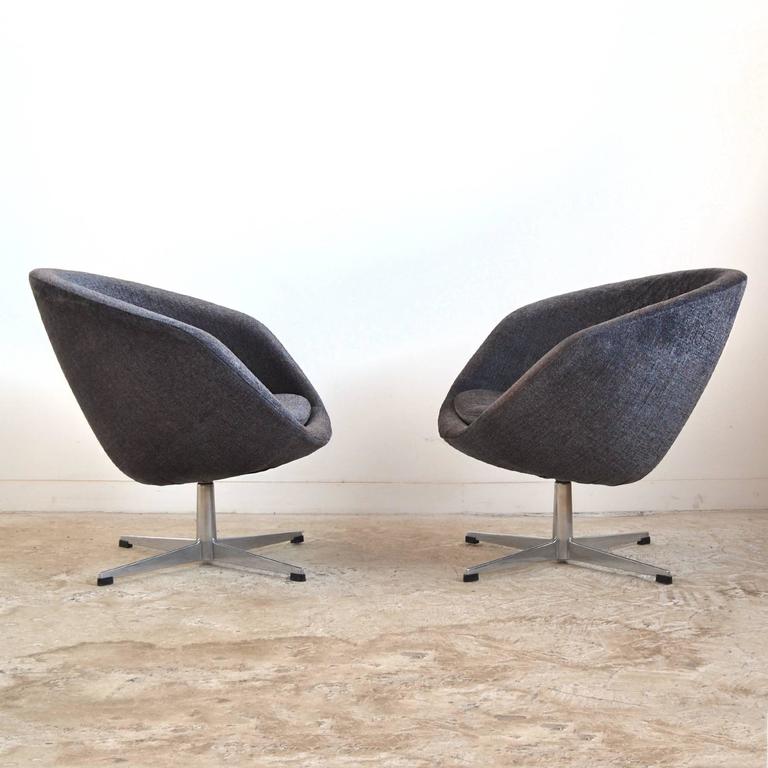 Mid-20th Century Pair of Swivel Lounge Chairs by Overman For Sale