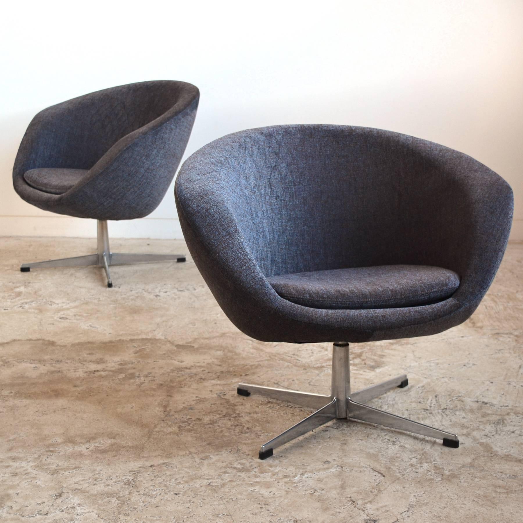 Pair of Swivel Lounge Chairs by Overman In Excellent Condition In Highland, IN
