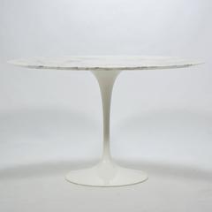 Tavolo Tulip di Eero Saarinen con piano in marmo di Carrara di Knoll