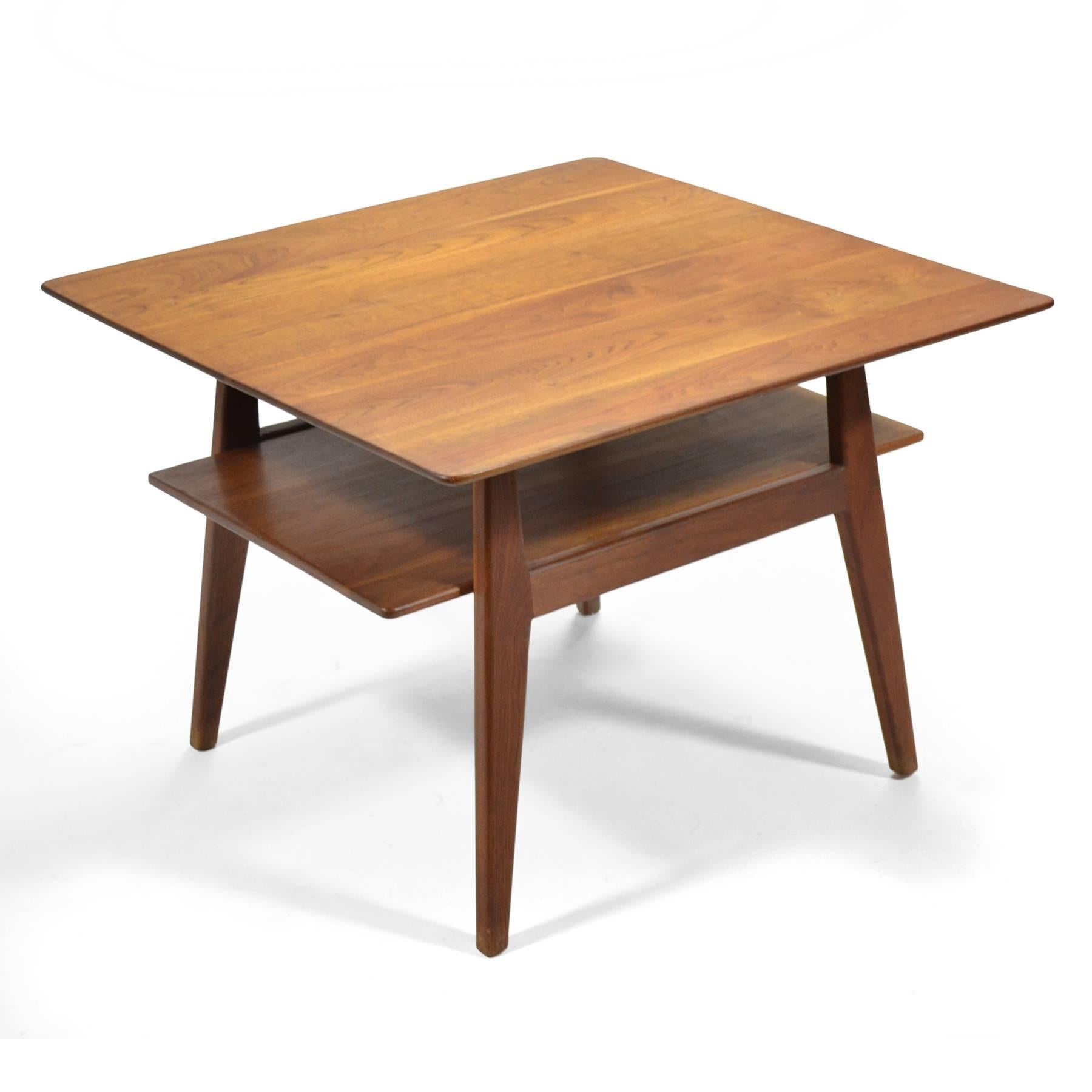Mid-Century Modern Table d'appoint ou table d'extrémité en noyer Jens Risom en vente