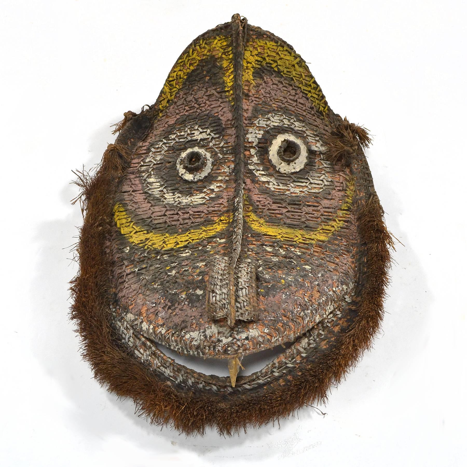 Milieu du XXe siècle Grand masque en forme de panier en zibeline de Papouasie-Nouvelle-Guinée en vente