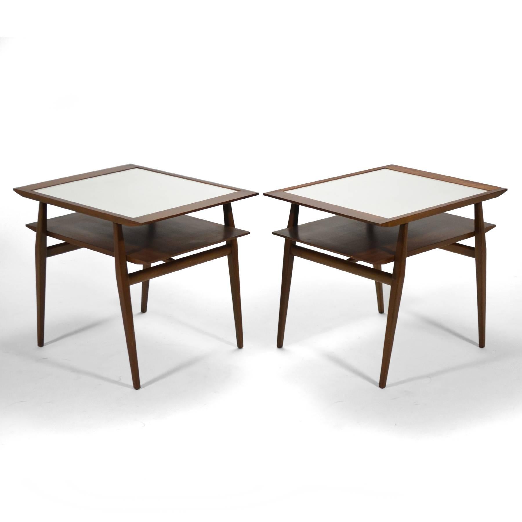 Dieses hübsche, zweistöckige Bertha Schaefer Tischpaar aus Nussbaumholz hat eingelassene Glimmerplatten und dramatische, kantige Linien. Im Katalog von Singer and Sons wurde die Konstruktion als Modell Nr. 2132 bezeichnet.