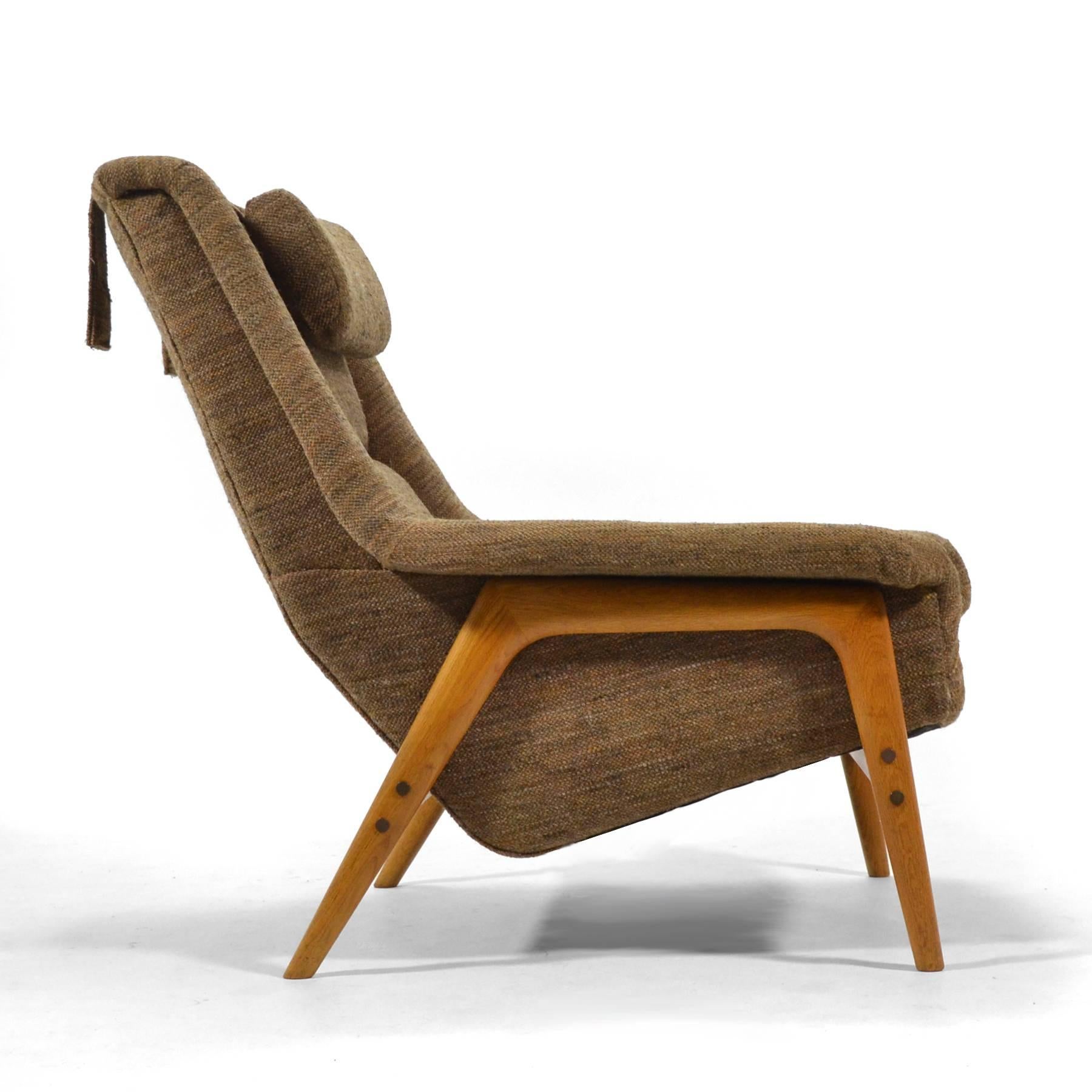 This generous lounge chair designed by Folke Ohlsson for DUX is remarkably comfortable. It shares qualities with the womb chair by Eero Saarinen but has angular lines rather than the curvy organic form of the womb chair. The upholstered body is