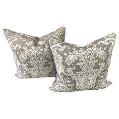Gran Pareja de Cojines Fortuny "Carnavalet" Gris Plateado y Blanco con Cenefa