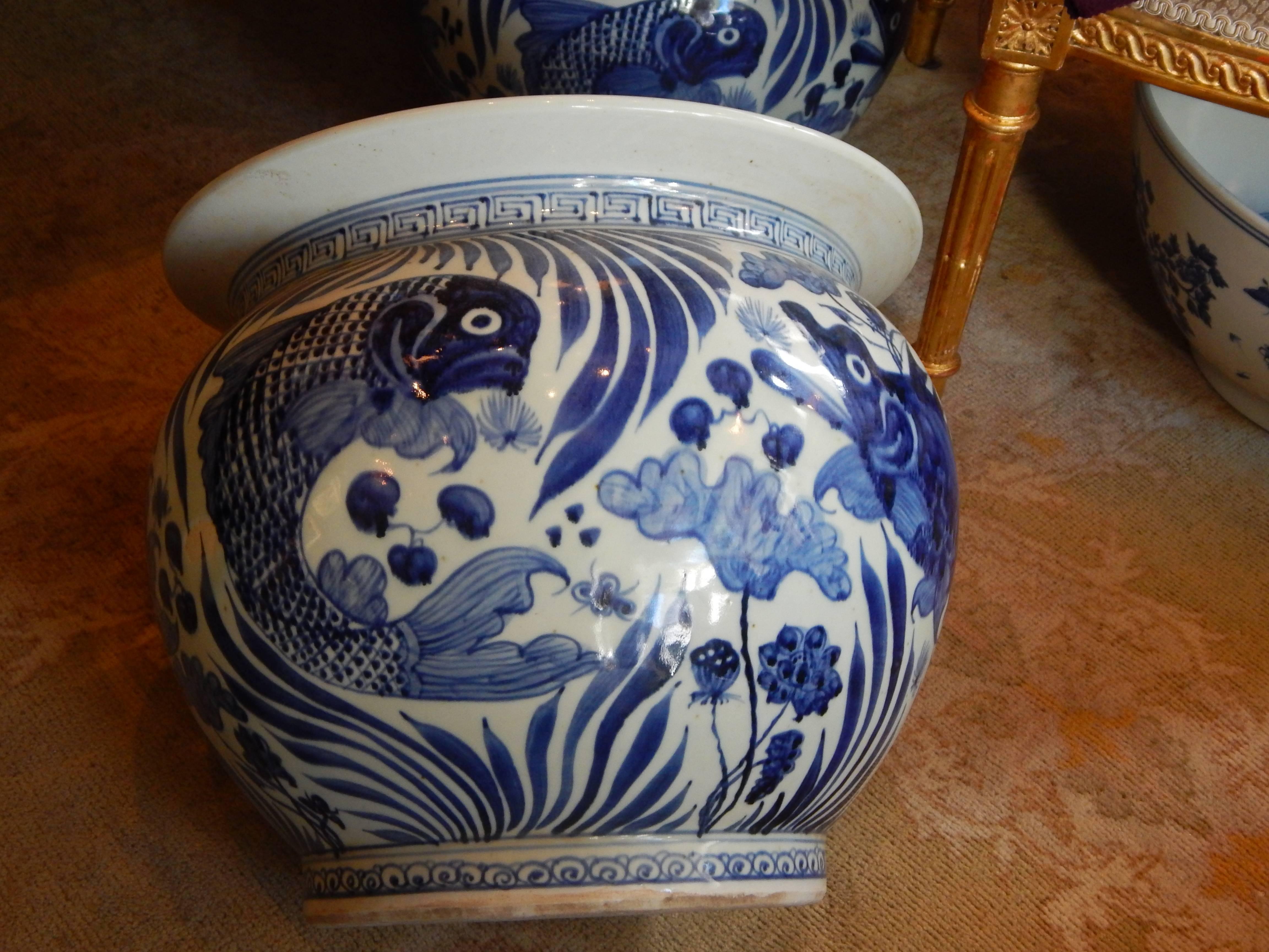 Lovely Pair of Blue and White Chinese Export Porcelain Fishbowls In Good Condition In Palm Beach, FL
