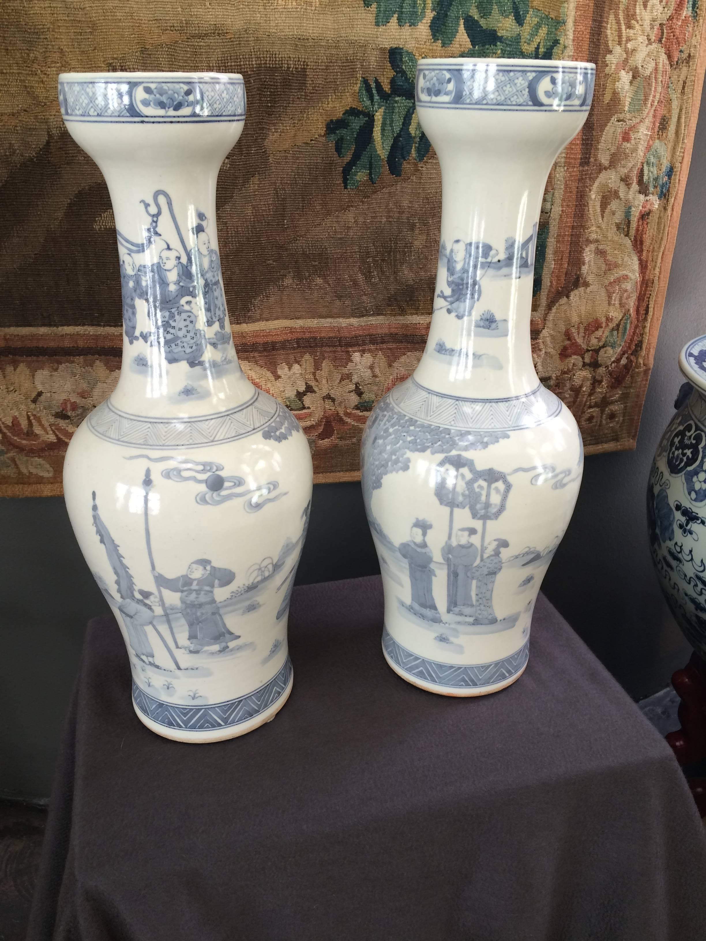 Jolie paire de vases inhabituels en porcelaine bleue et blanche d'exportation chinoise.
