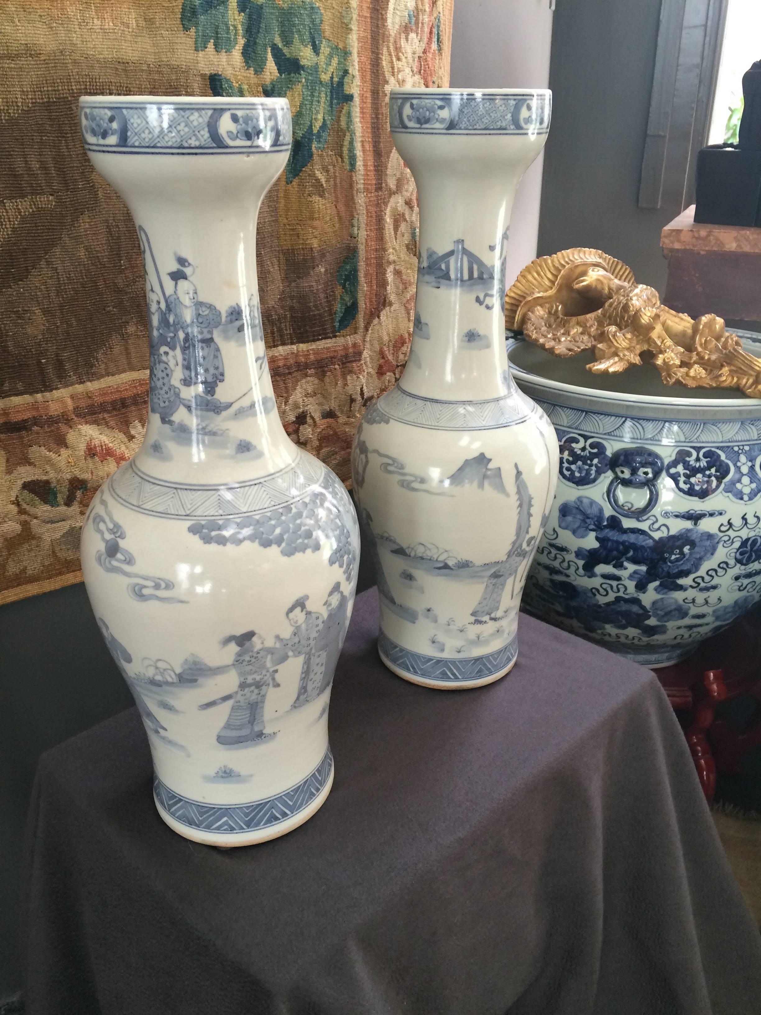 Chinois Paire inhabituelle de vases d'exportation chinois en bleu et blanc en vente