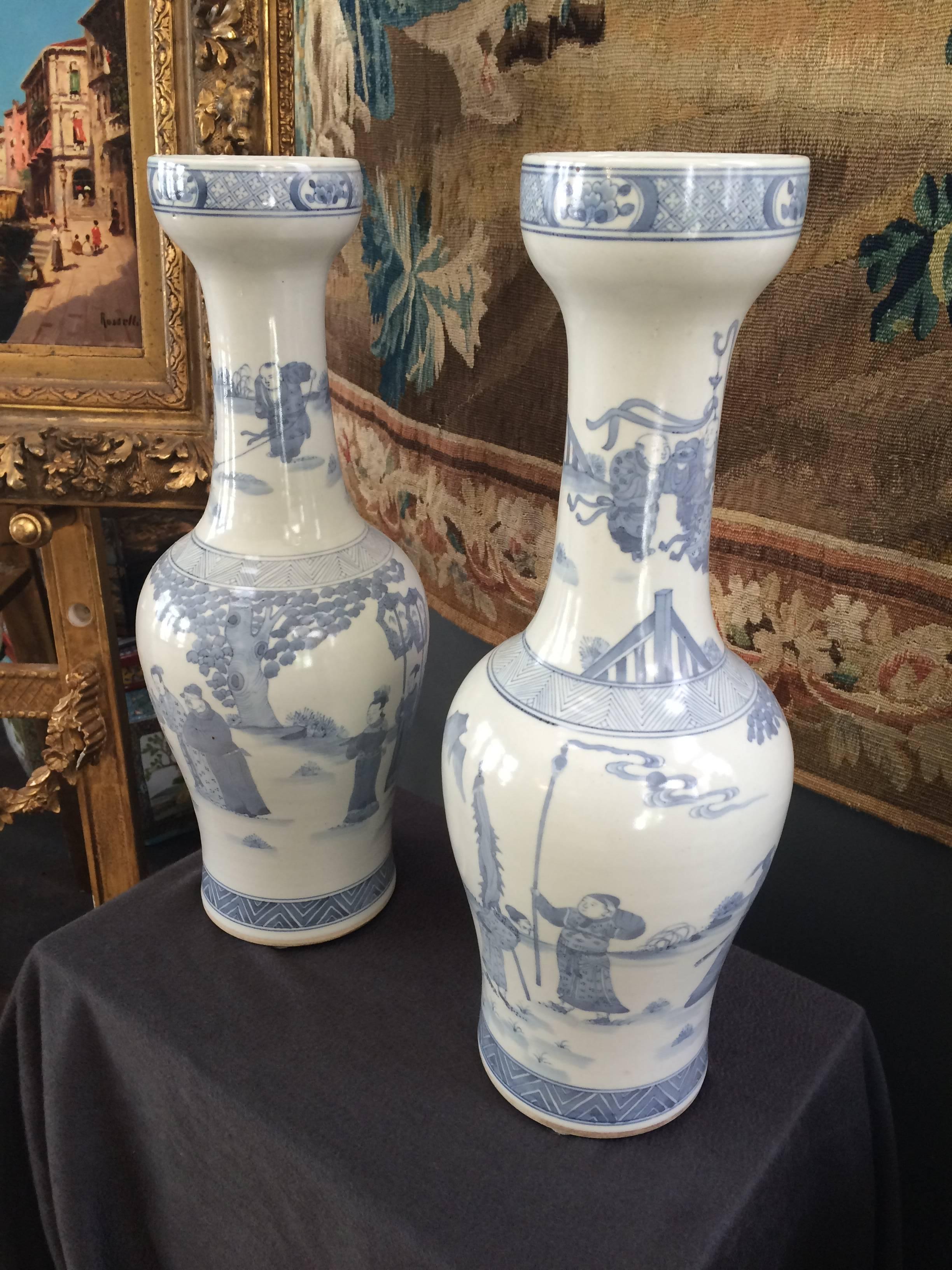 Paire inhabituelle de vases d'exportation chinois en bleu et blanc Bon état - En vente à Palm Beach, FL