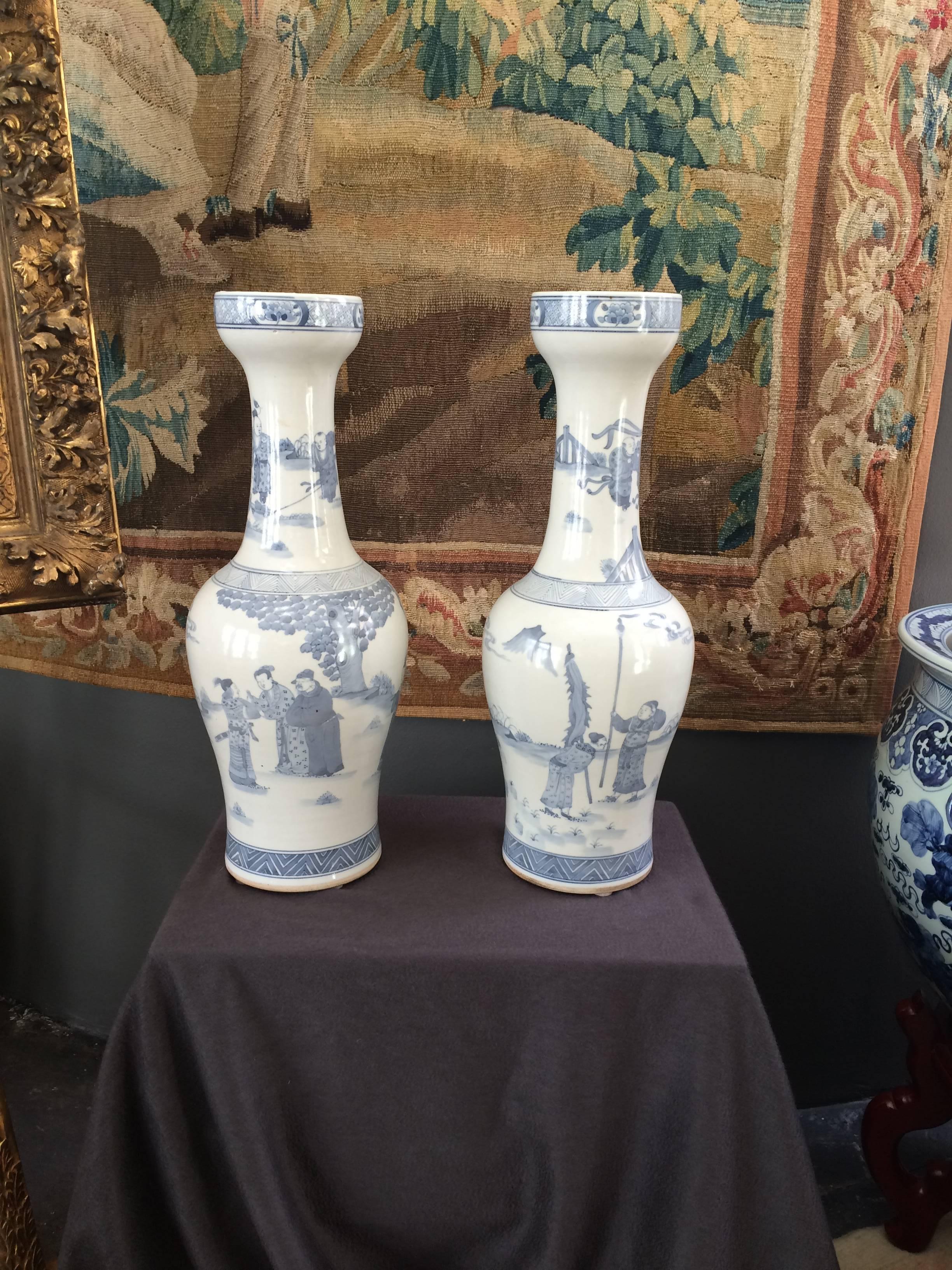 Porcelaine Paire inhabituelle de vases d'exportation chinois en bleu et blanc en vente