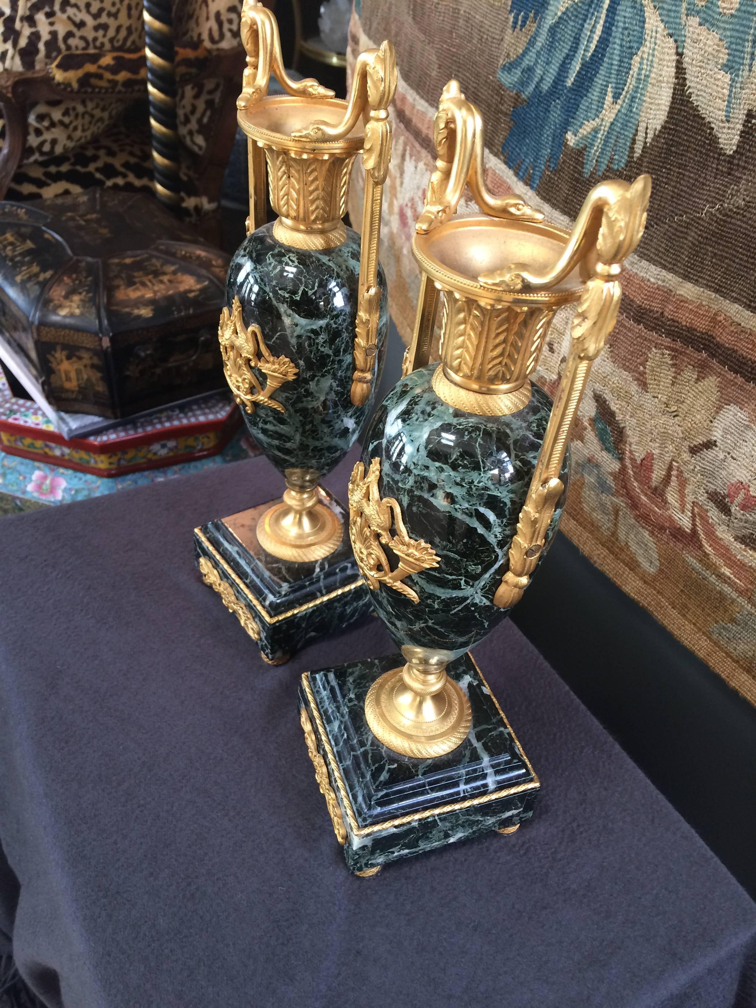 Empire Très belle paire de Cassolettes françaises en marbre verte poli et bronze doré en vente