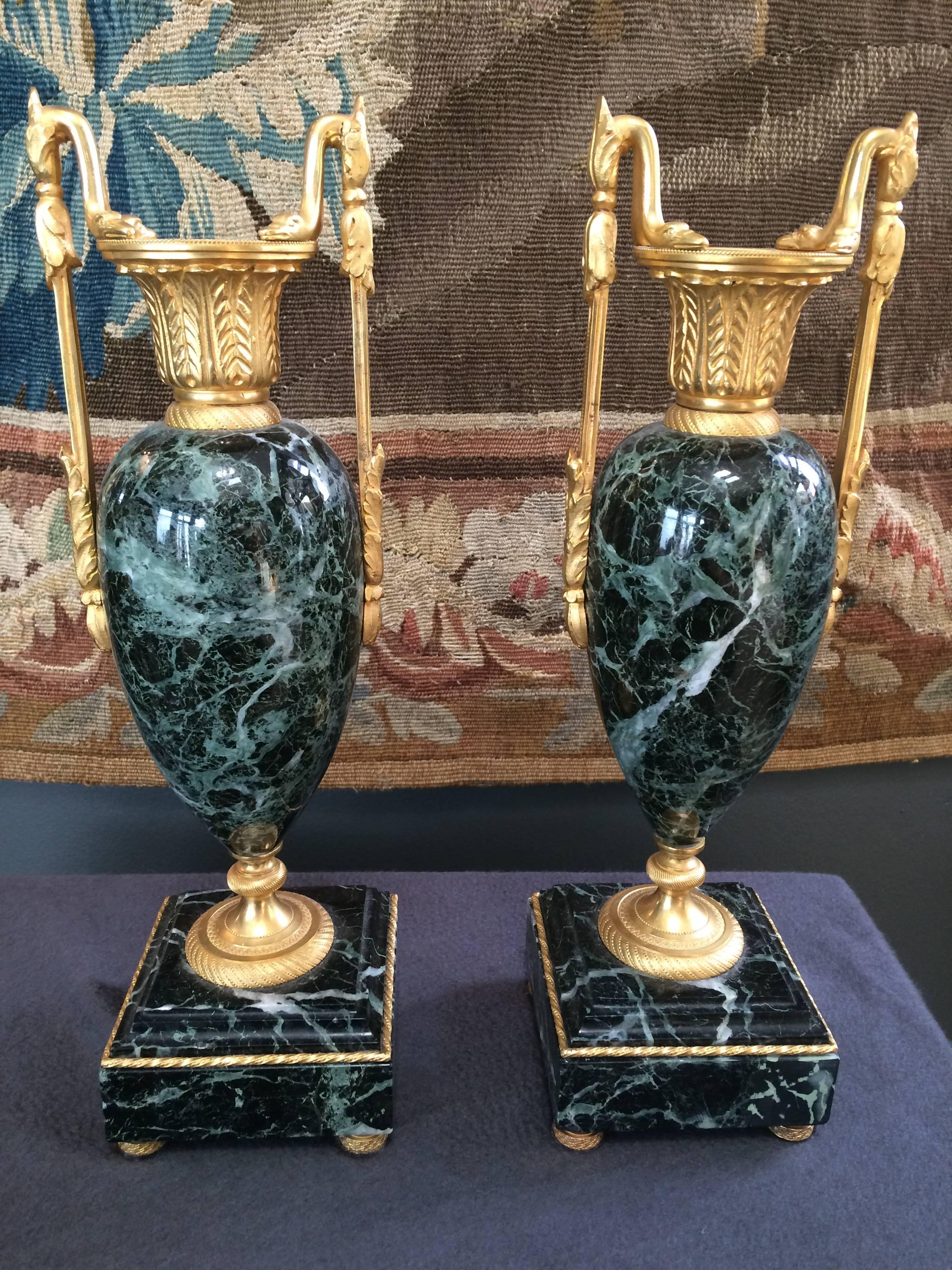 Très belle paire de Cassolettes françaises en marbre verte poli et bronze doré Bon état - En vente à Palm Beach, FL