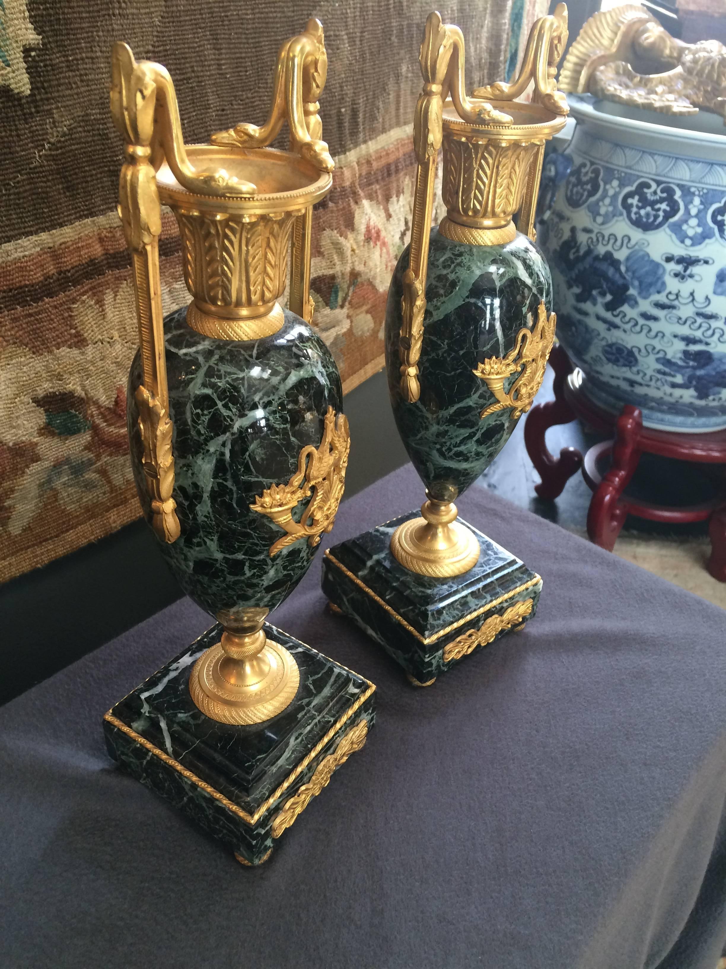 Français Très belle paire de Cassolettes françaises en marbre verte poli et bronze doré en vente