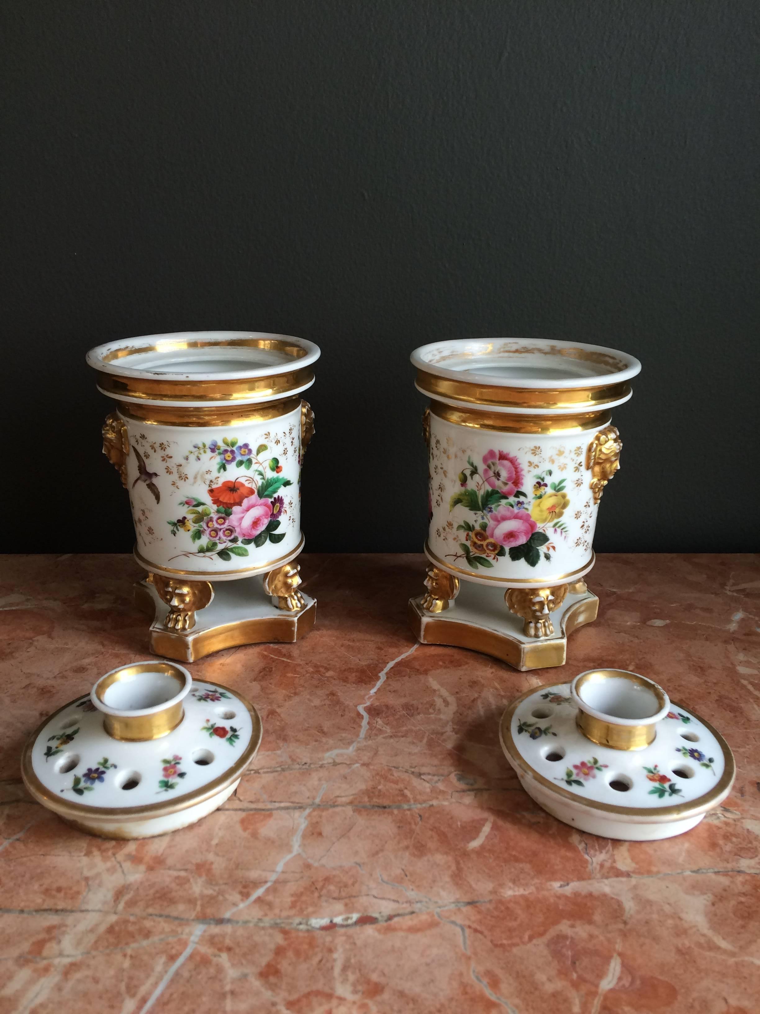 Schönes Paar geblümter Potpourris mit Fuß mit Blumenmuster und vergoldet (19. Jahrhundert) im Angebot