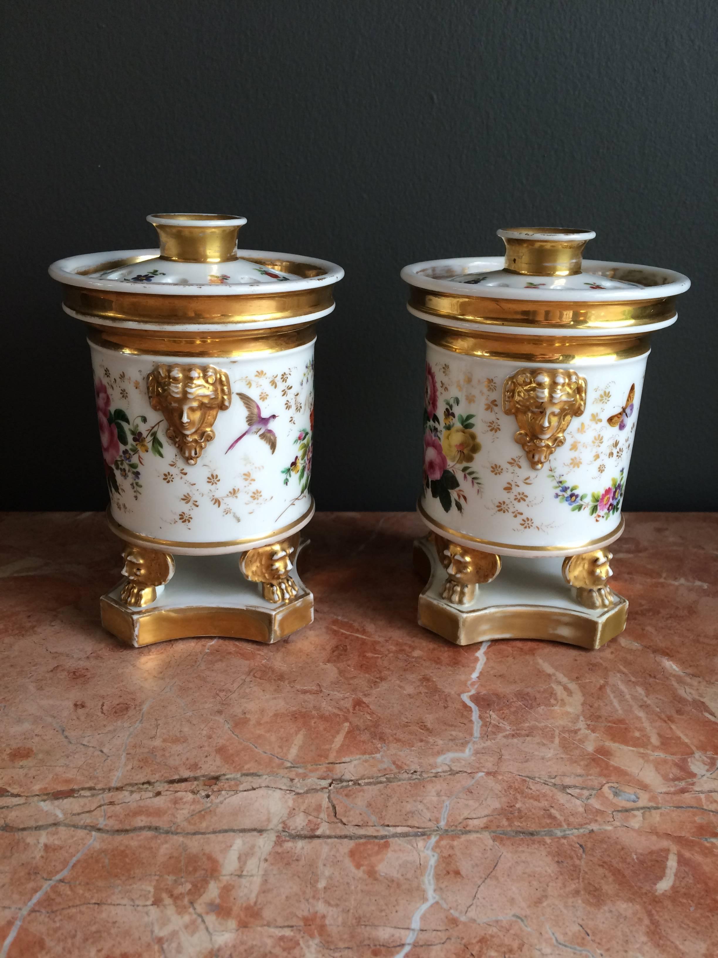Schönes Paar geblümter Potpourris mit Fuß mit Blumenmuster und vergoldet im Zustand „Gut“ im Angebot in Palm Beach, FL