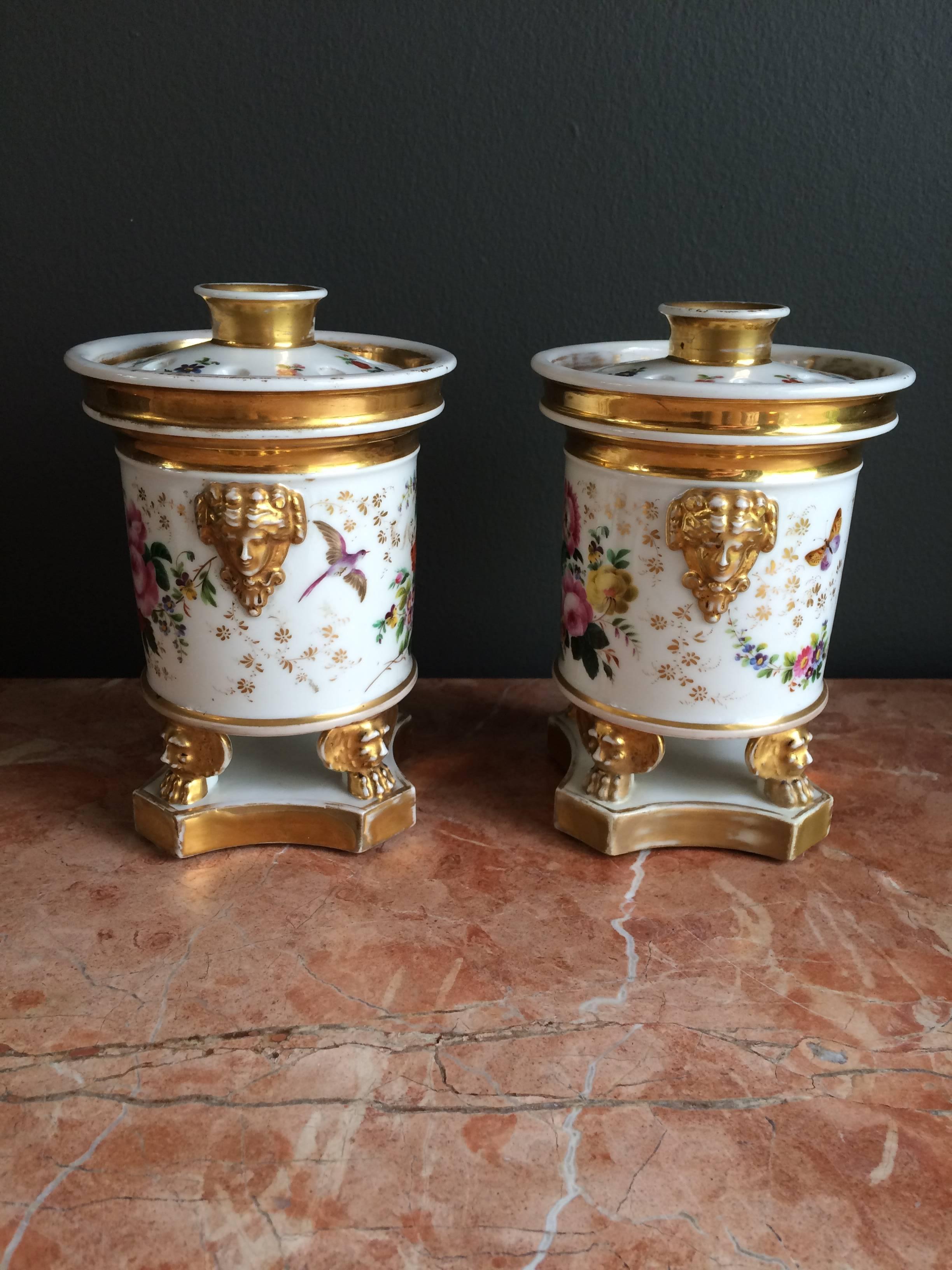 Beautiful Pair of Footed Potpourris with Floral Design and Parcel Gilt In Good Condition For Sale In Palm Beach, FL