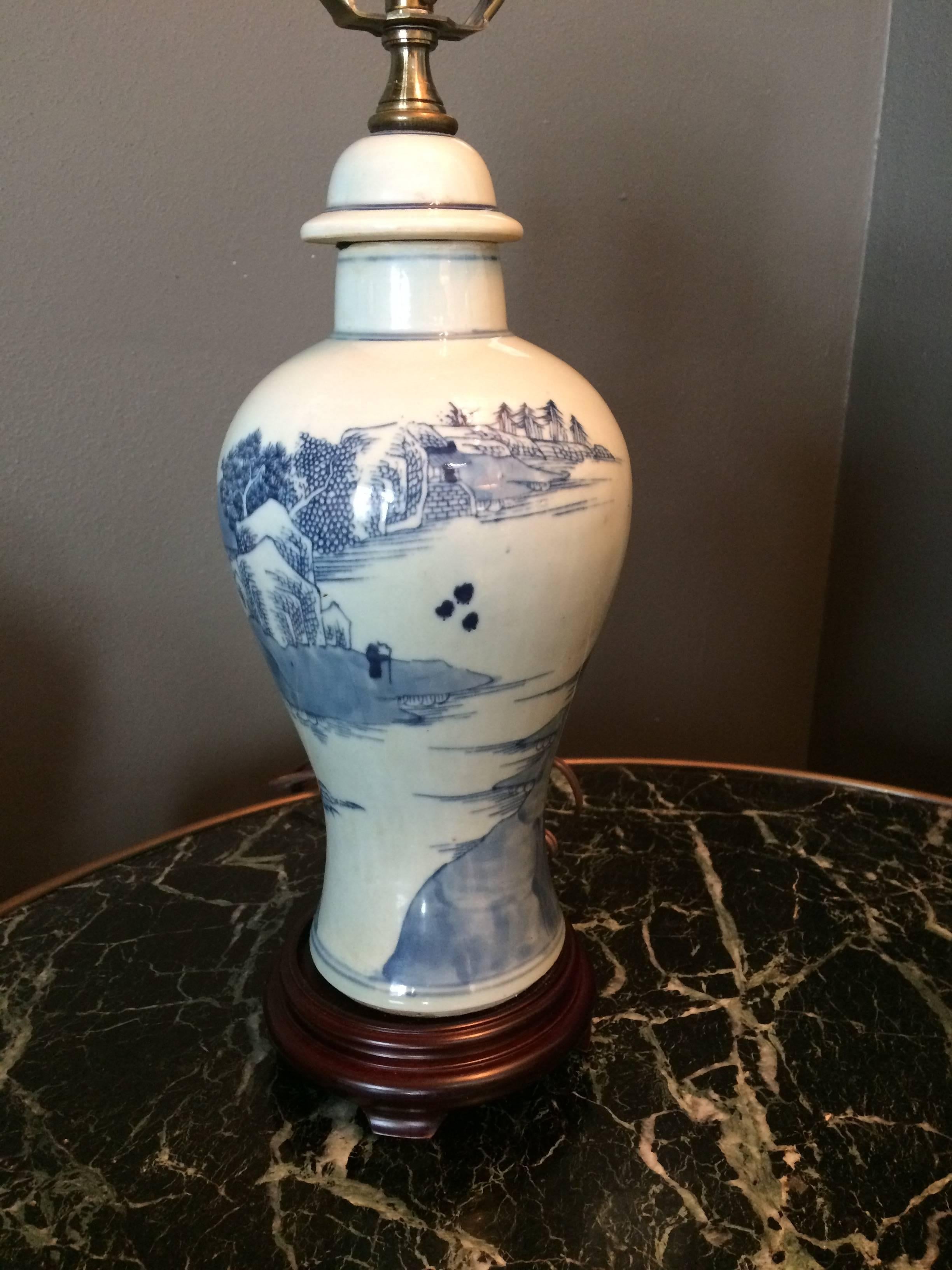 Une très belle petite jarre balustre d'exportation chinoise bleue et blanche.