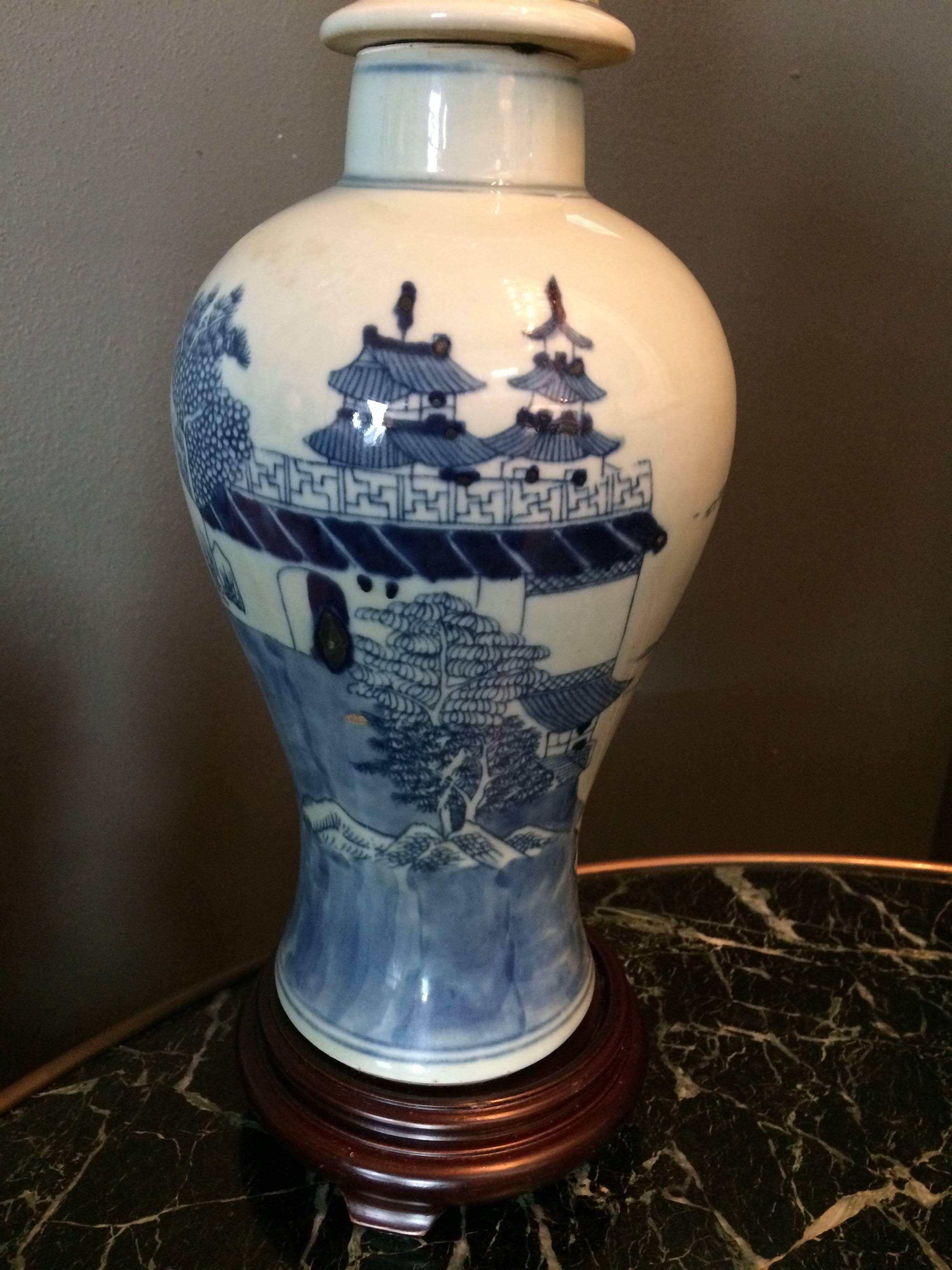 Chinois Magnifique balustre simple d'exportation chinoise bleu et blanc monté en lampe en vente