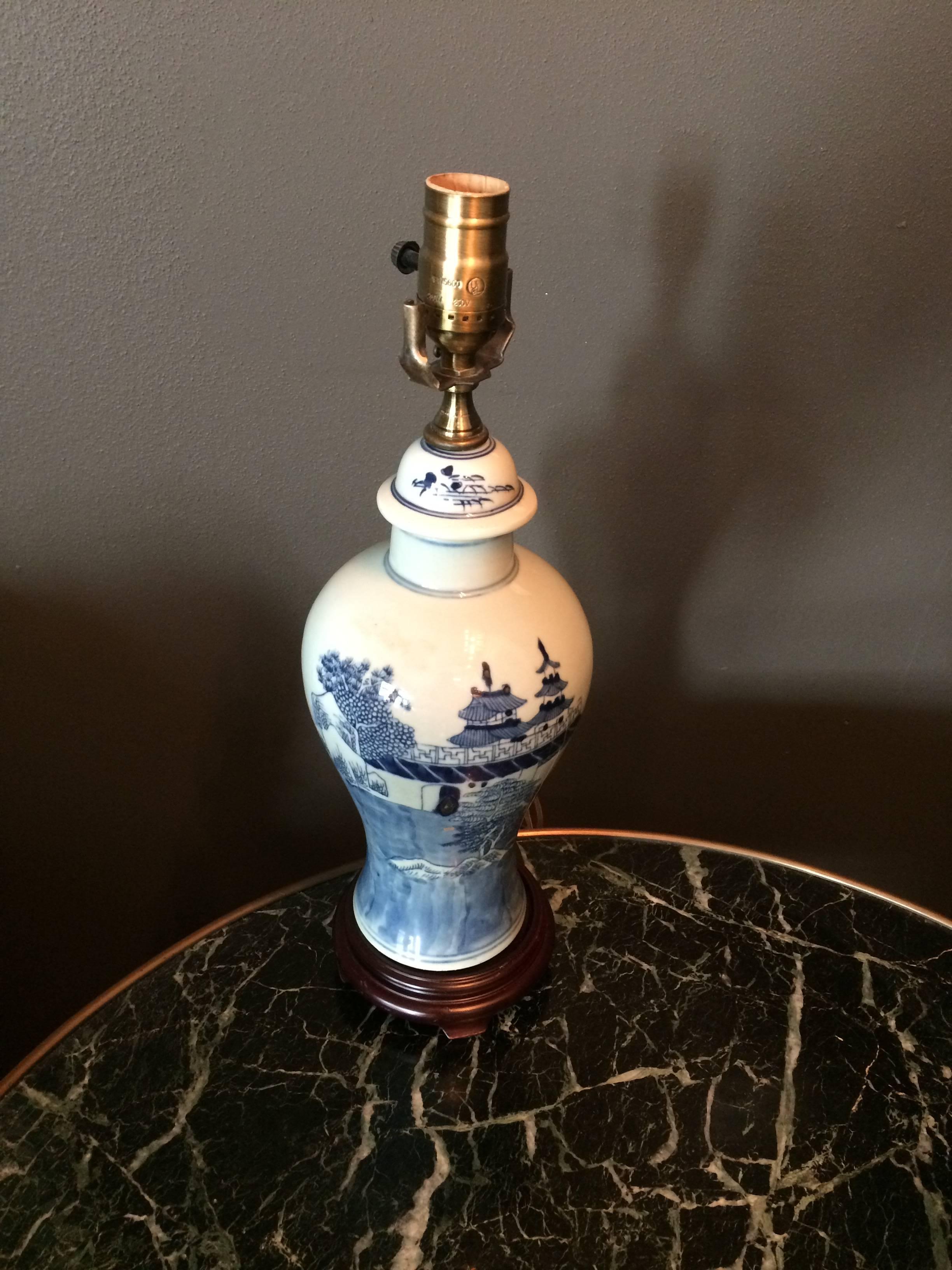 XXIe siècle et contemporain Magnifique balustre simple d'exportation chinoise bleu et blanc monté en lampe en vente