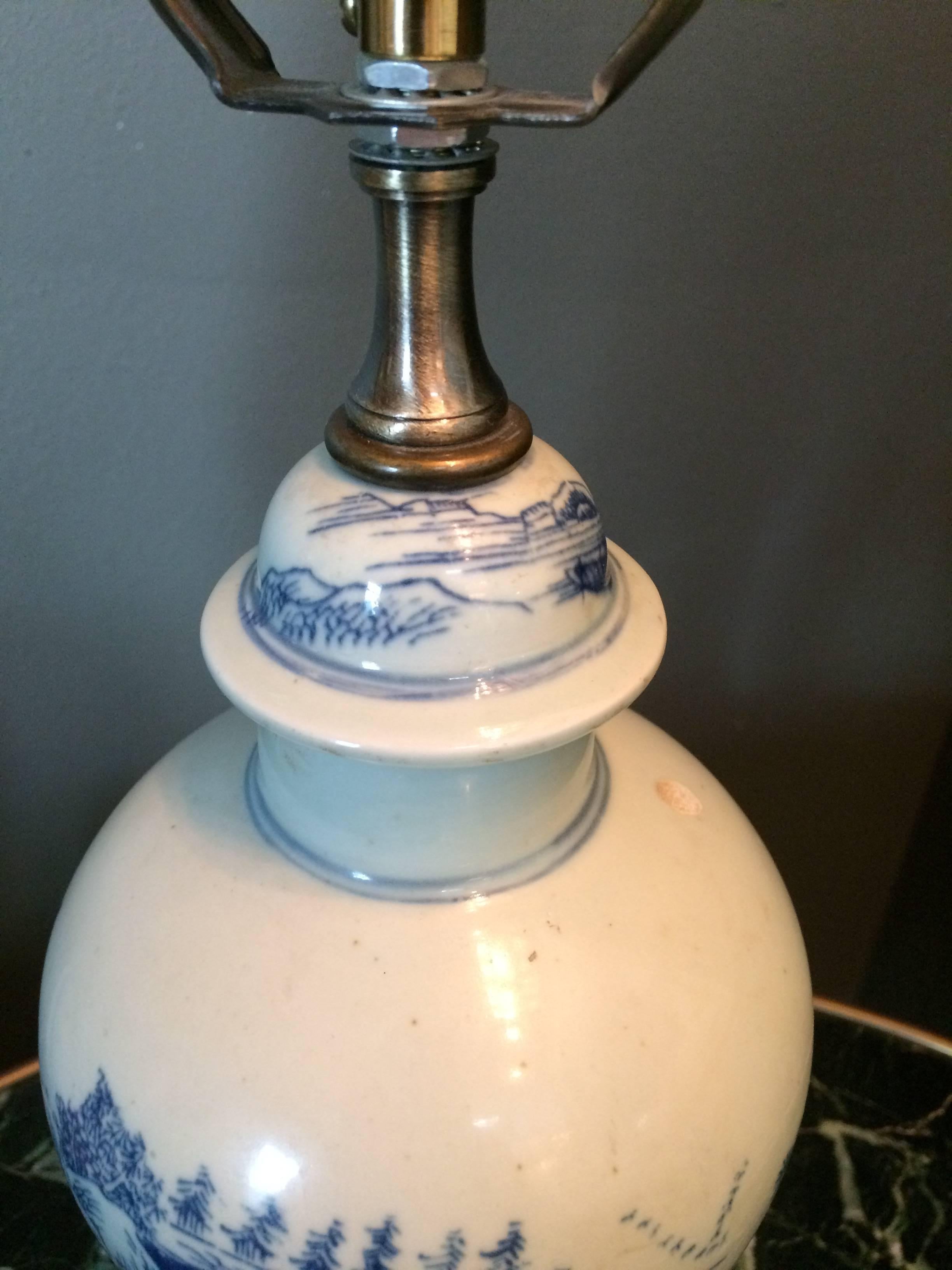 Einzigartiger blauer und weißer chinesischer Porzellangefäß, montiert als Lampe (Chinesisch) im Angebot