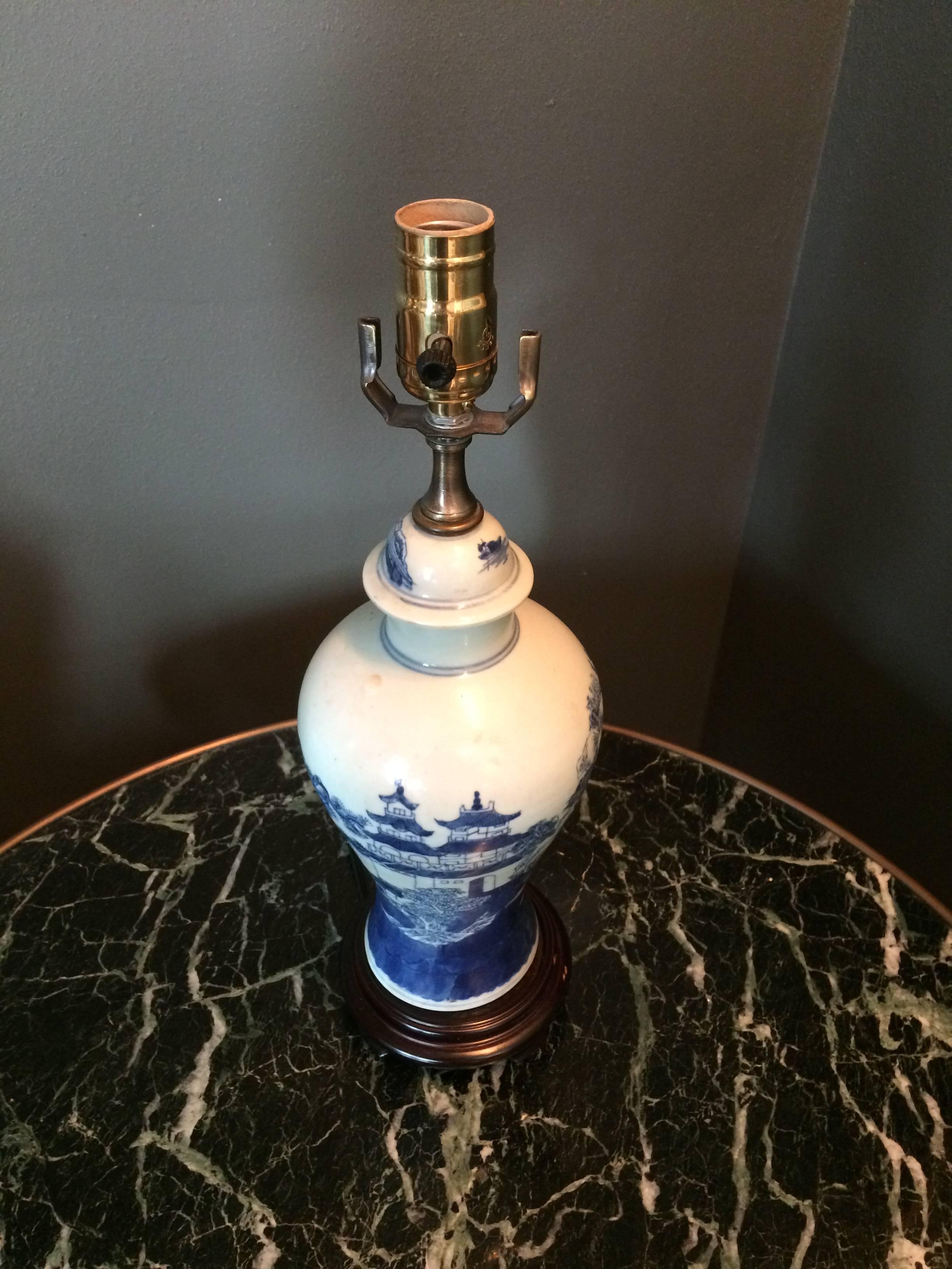Charmante jarre simple en porcelaine chinoise bleue et blanche, montée comme lampe Bon état - En vente à Palm Beach, FL