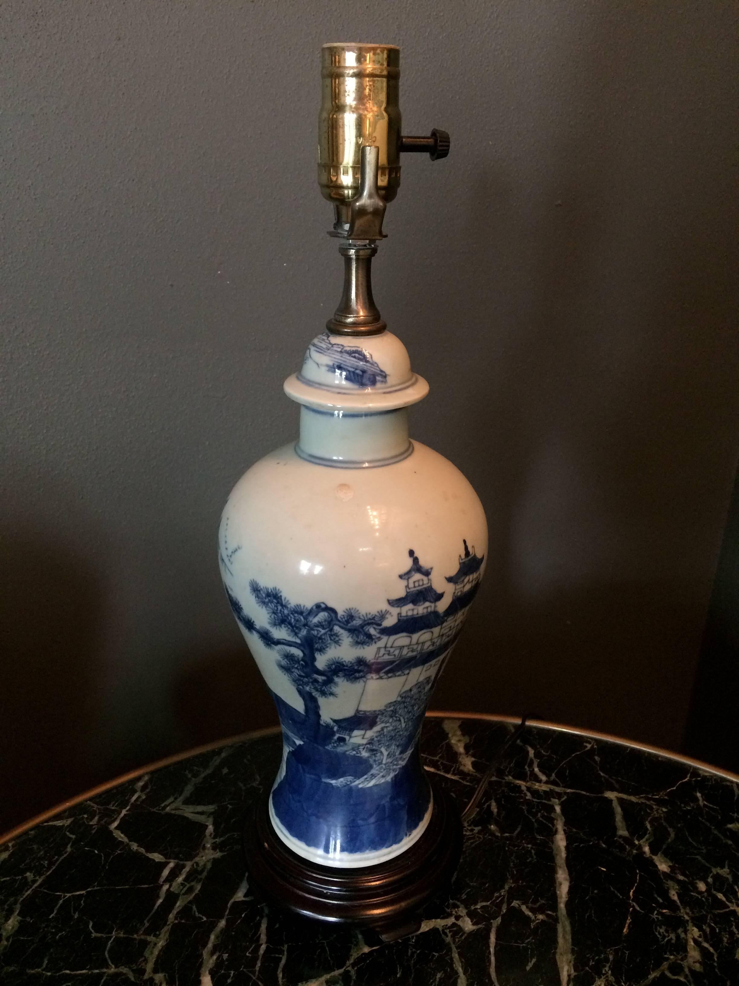 XXIe siècle et contemporain Charmante jarre simple en porcelaine chinoise bleue et blanche, montée comme lampe en vente