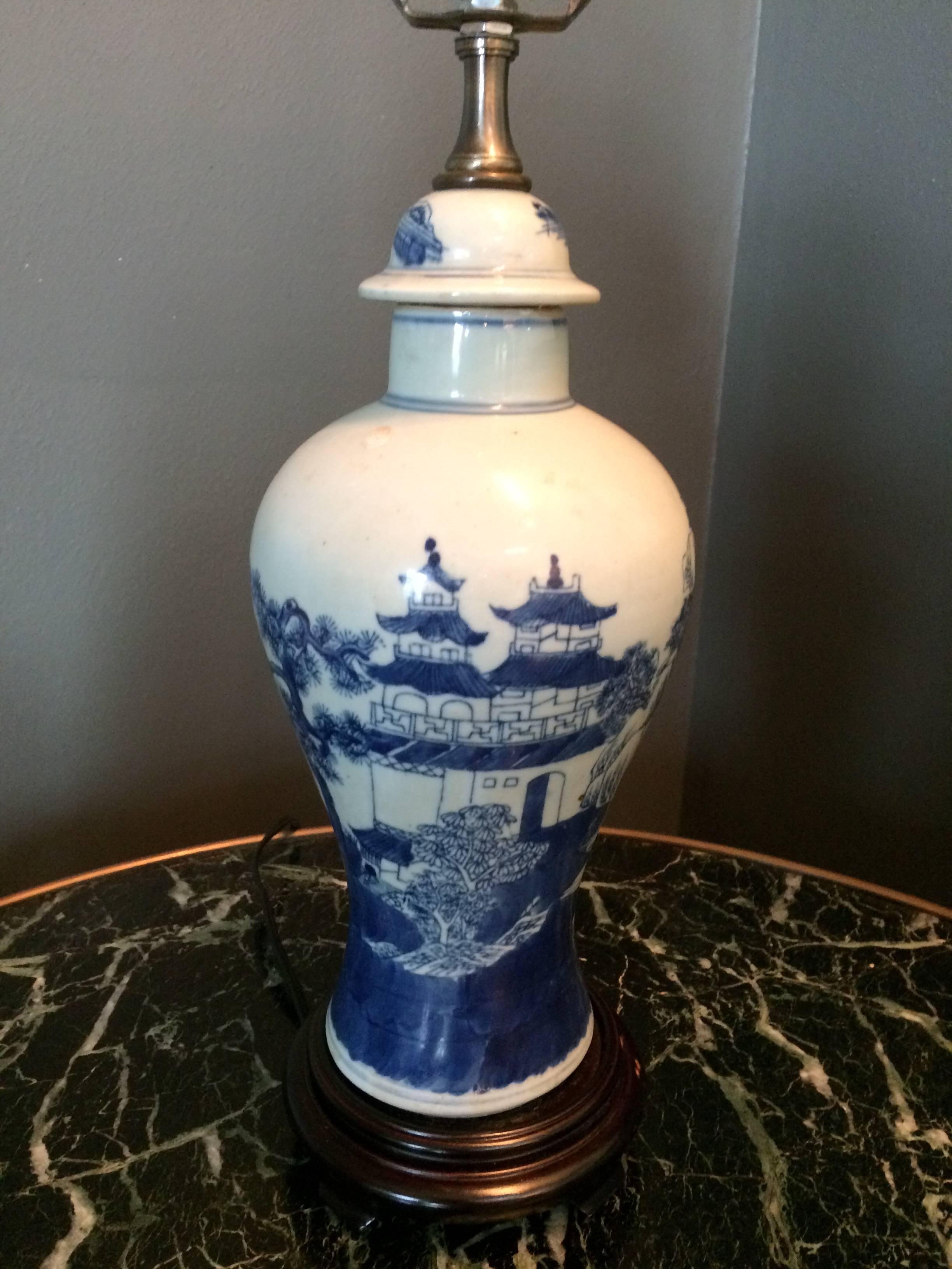 Une charmante petite jarre balustre d'exportation chinoise bleue et blanche montée en lampe sur une base en bois de teck.