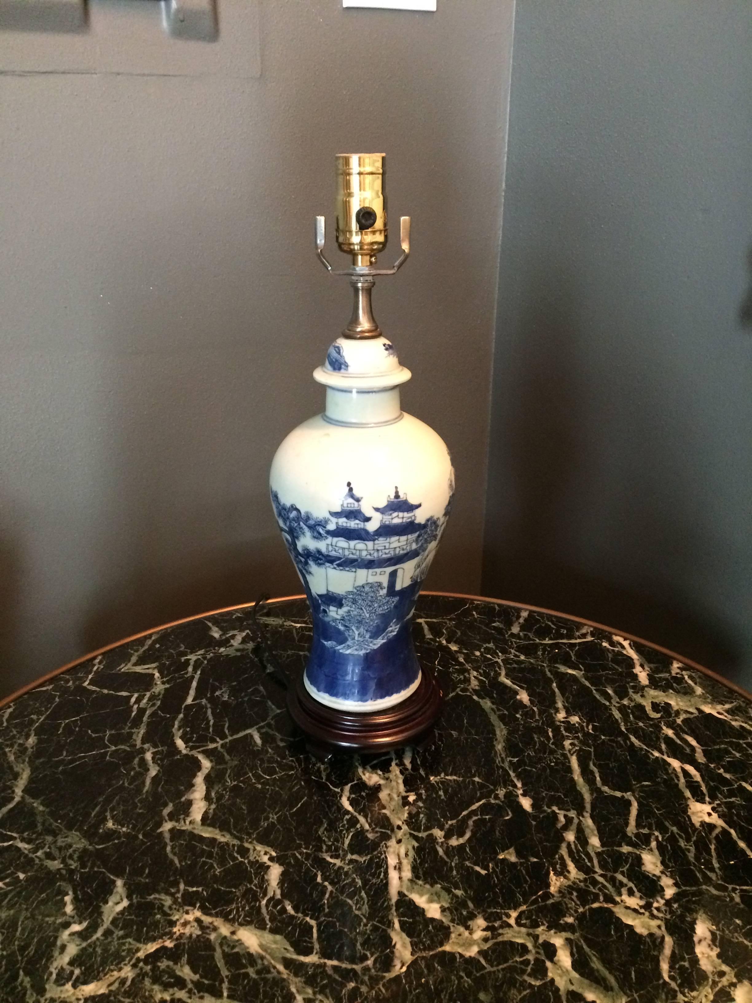 Einzigartiger blauer und weißer chinesischer Porzellangefäß, montiert als Lampe im Angebot 1