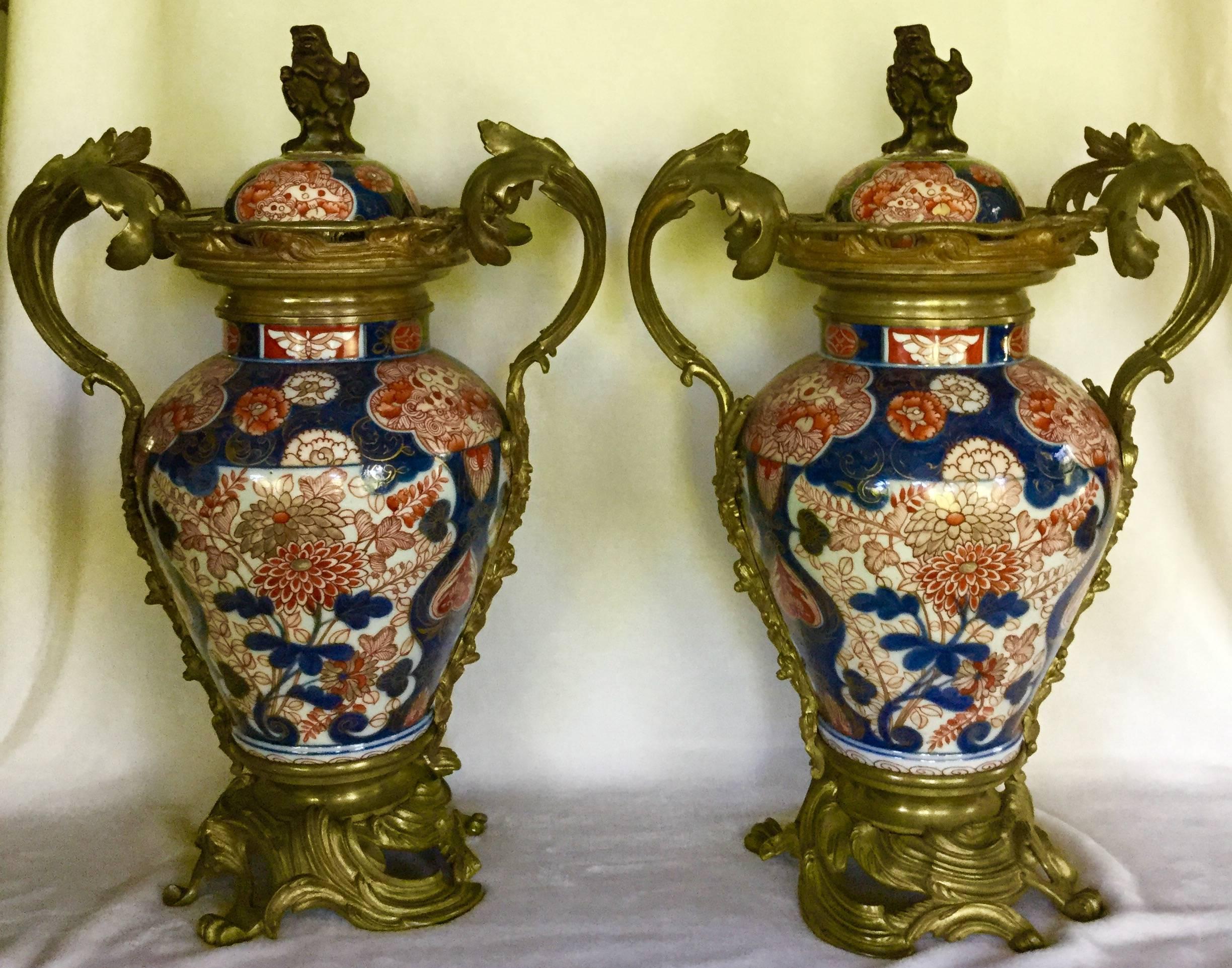 Beeindruckendes und dekoratives Paar Imari-Baluster-Vasen mit Goldbronze-Beschlägen (Louis XV.) im Angebot