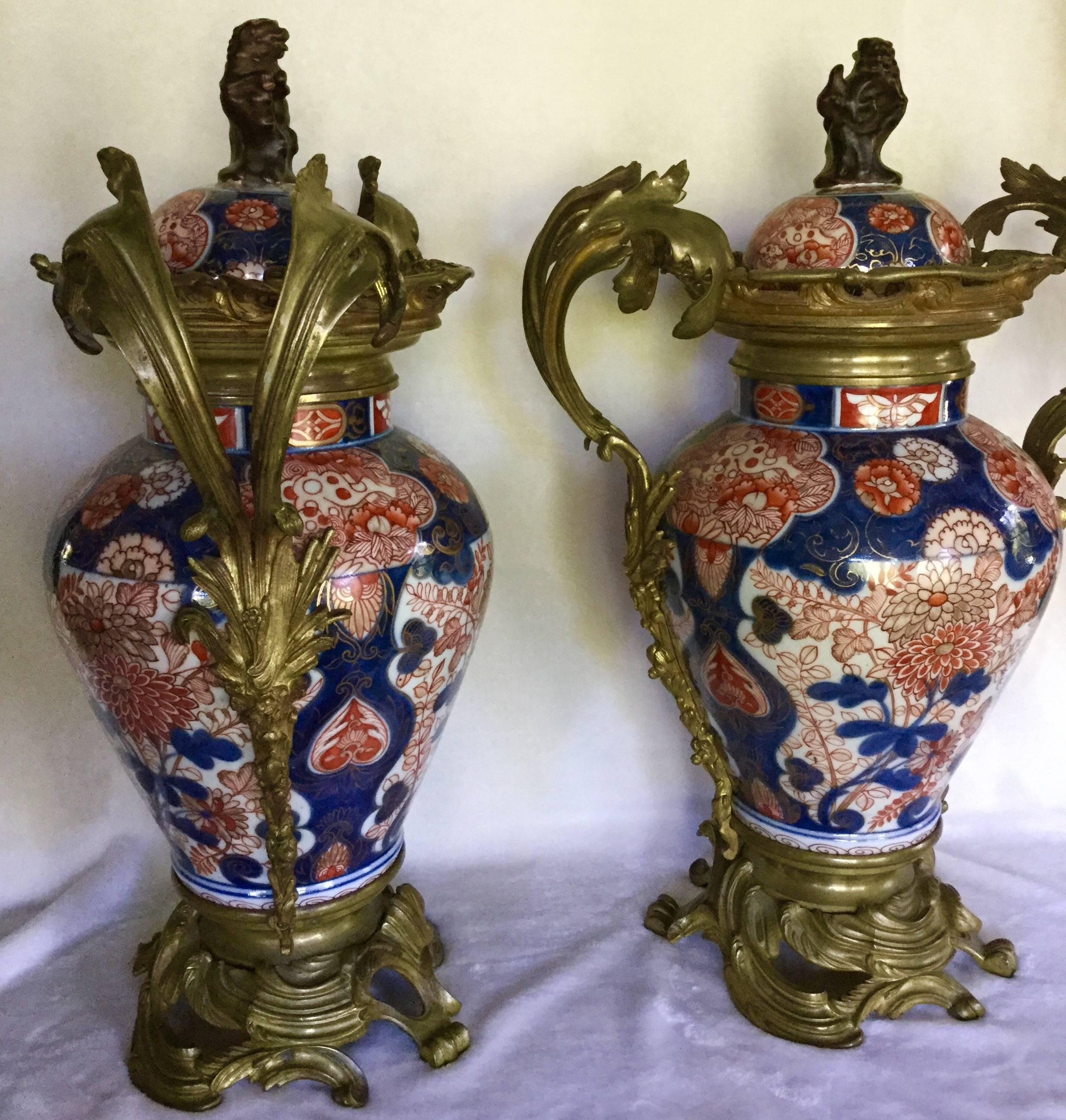 Impresionante y Decorativa Pareja de Jarrones Balaustres de Imari con Monturas de Ormolu Japonés en venta