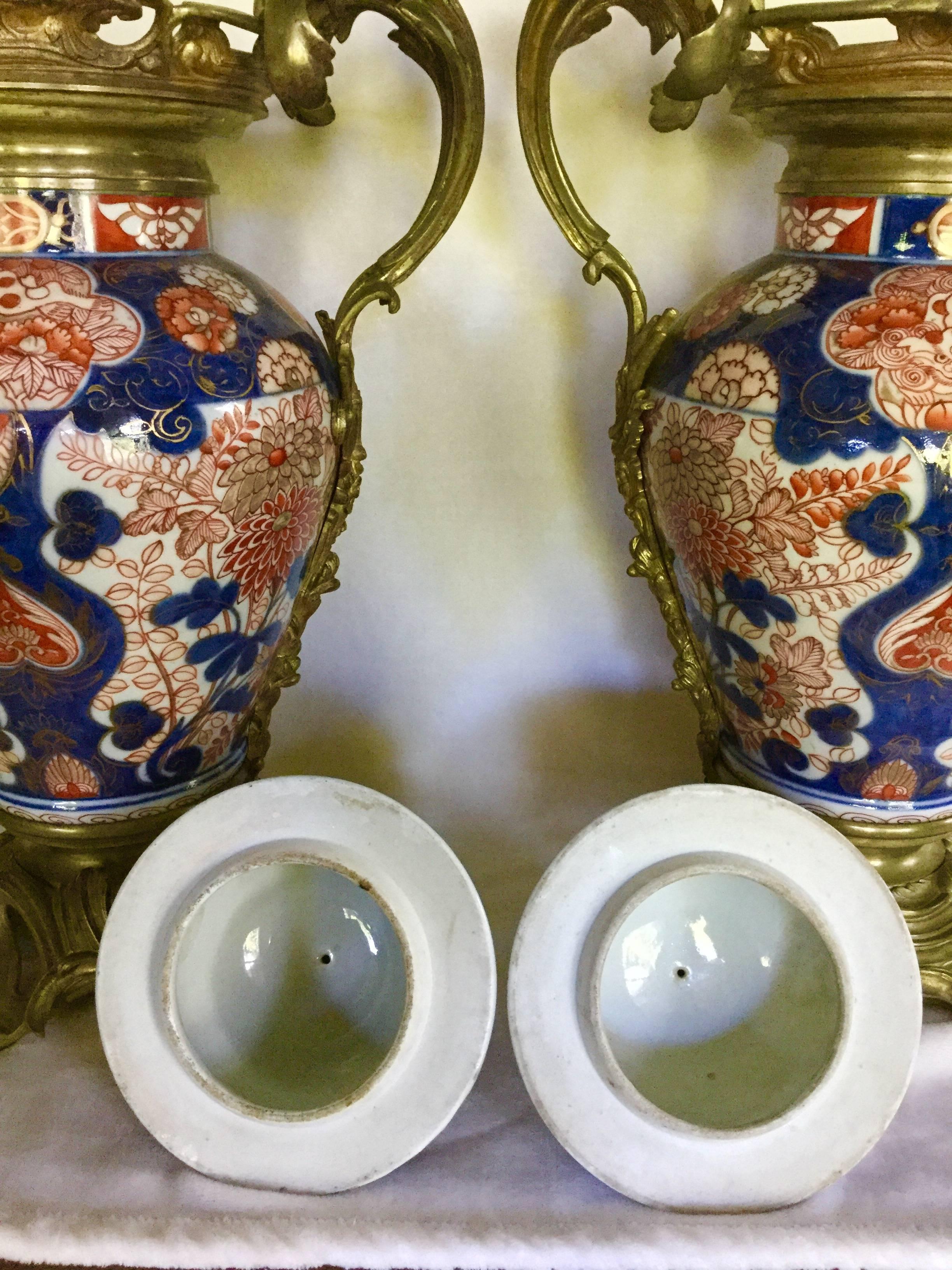 Impresionante y Decorativa Pareja de Jarrones Balaustres de Imari con Monturas de Ormolu en Bueno estado para la venta en Palm Beach, FL