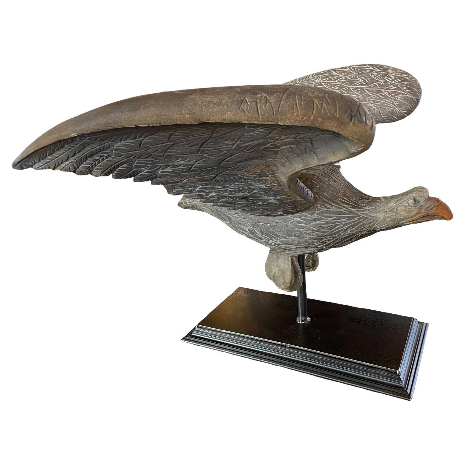 Aigle à ailes déployées sculpté