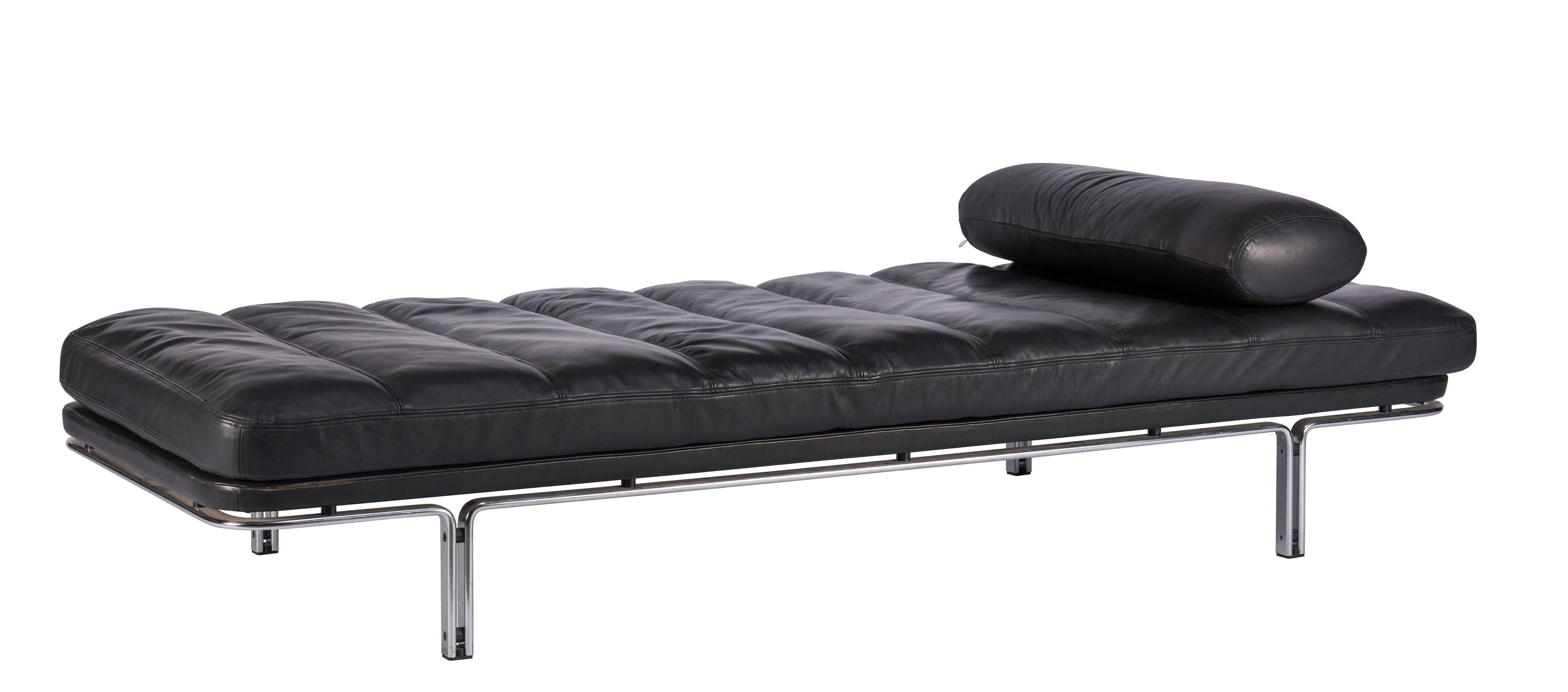 Functional daybed designed by Horst Bruning for Kill International, circa 1968.
Superior construction with original leather cushion and headrest in excellent original condition.