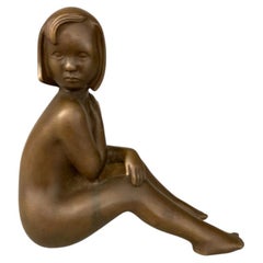 Figurine en bronze représentant une jeune fille assise, par Johannes Hedegaard