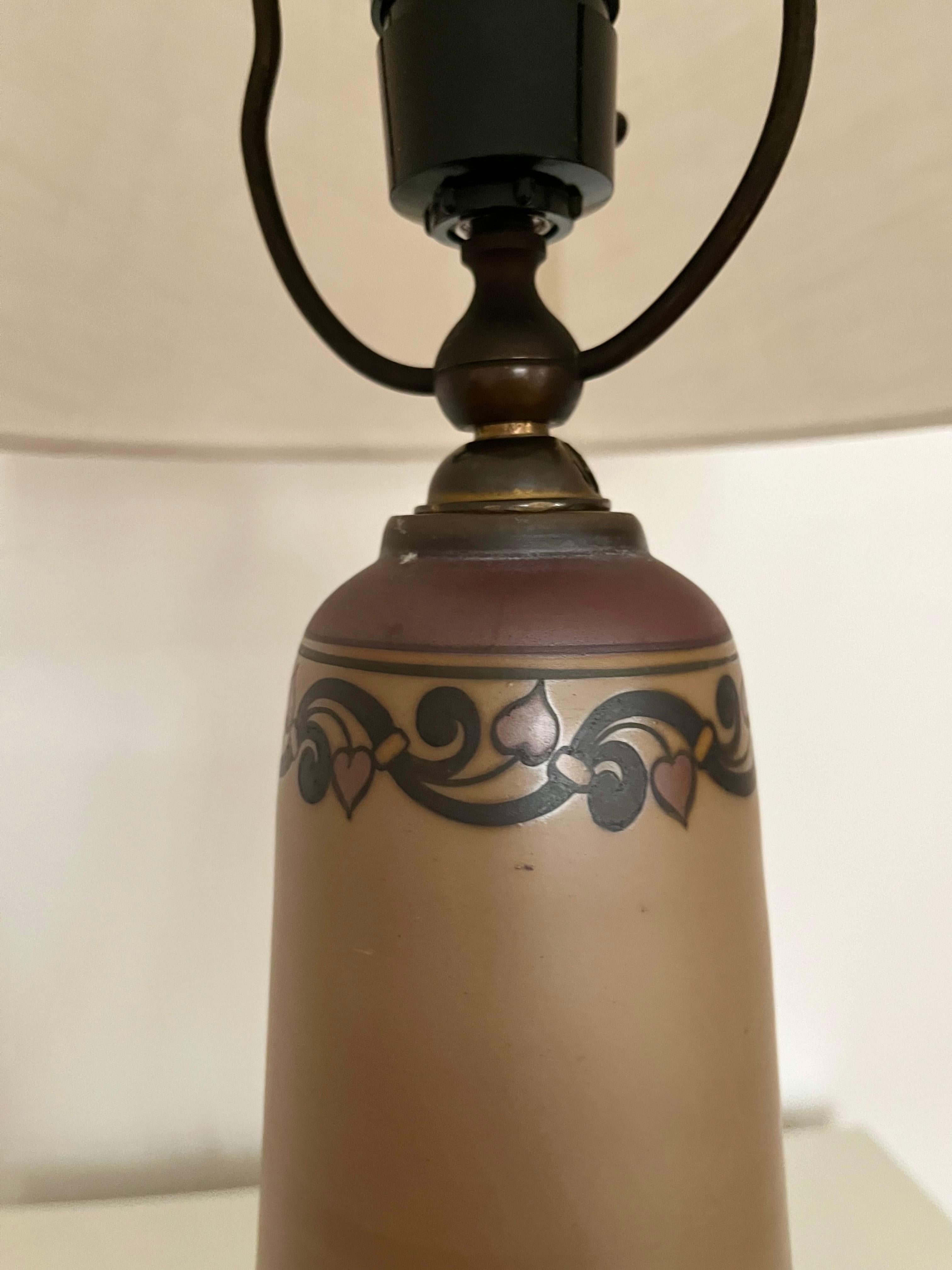 Lampe de table danoise Art Nouveau décorée à la main par L. Hjorth, années 1930 en vente 3