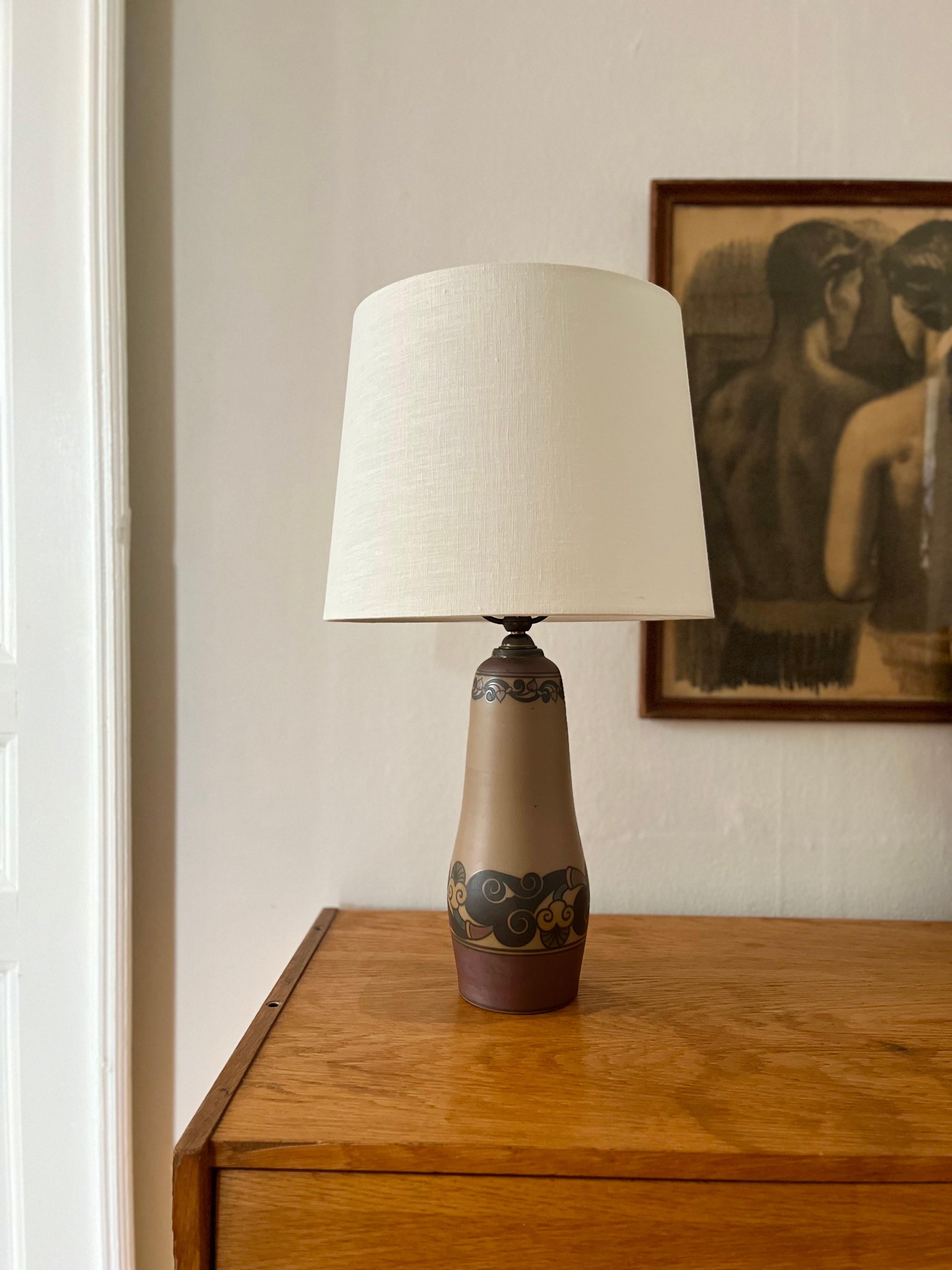 Danois Lampe de table danoise Art Nouveau décorée à la main par L. Hjorth, années 1930 en vente