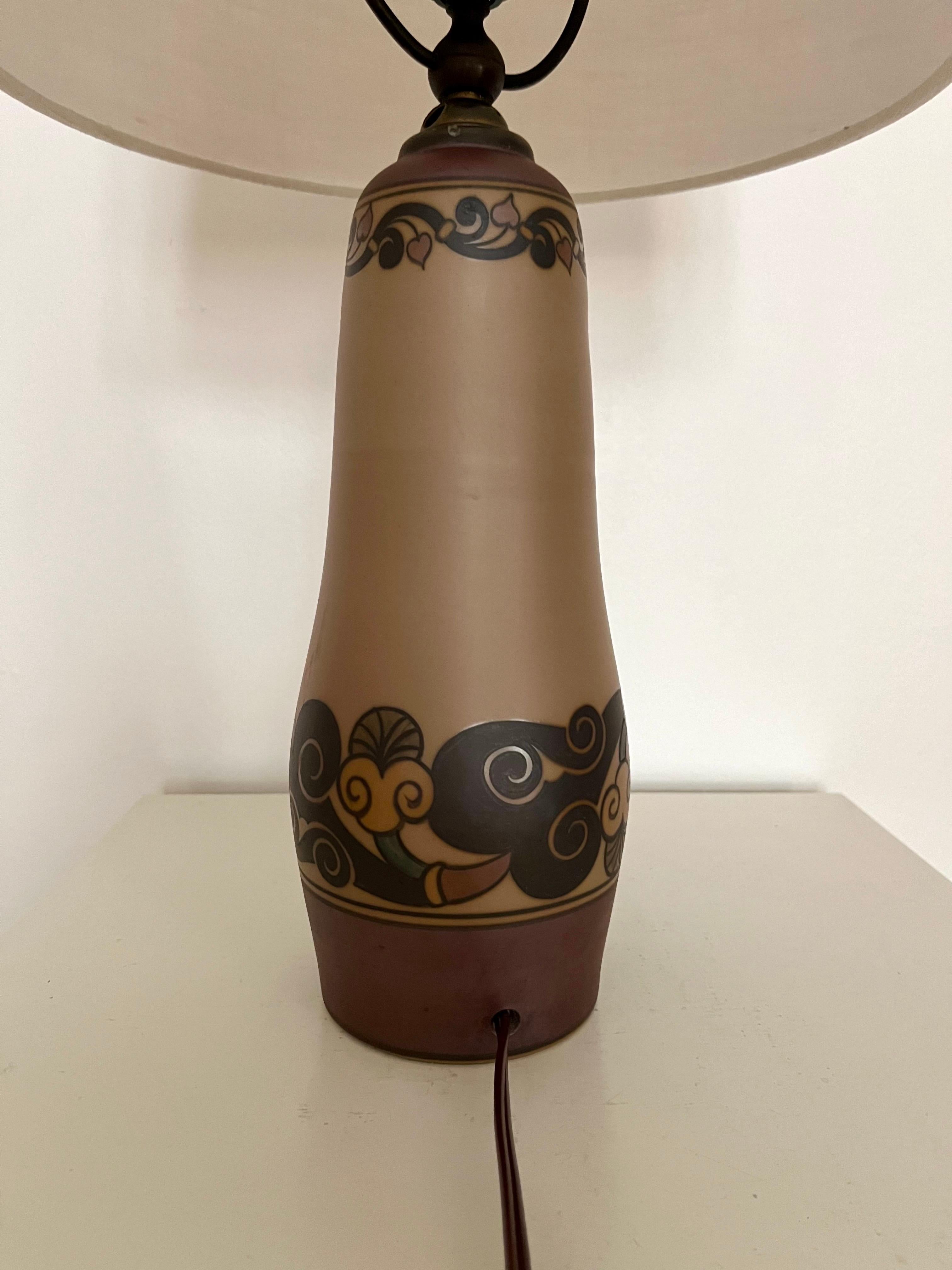 Lampe de table danoise Art Nouveau décorée à la main par L. Hjorth, années 1930 en vente 1