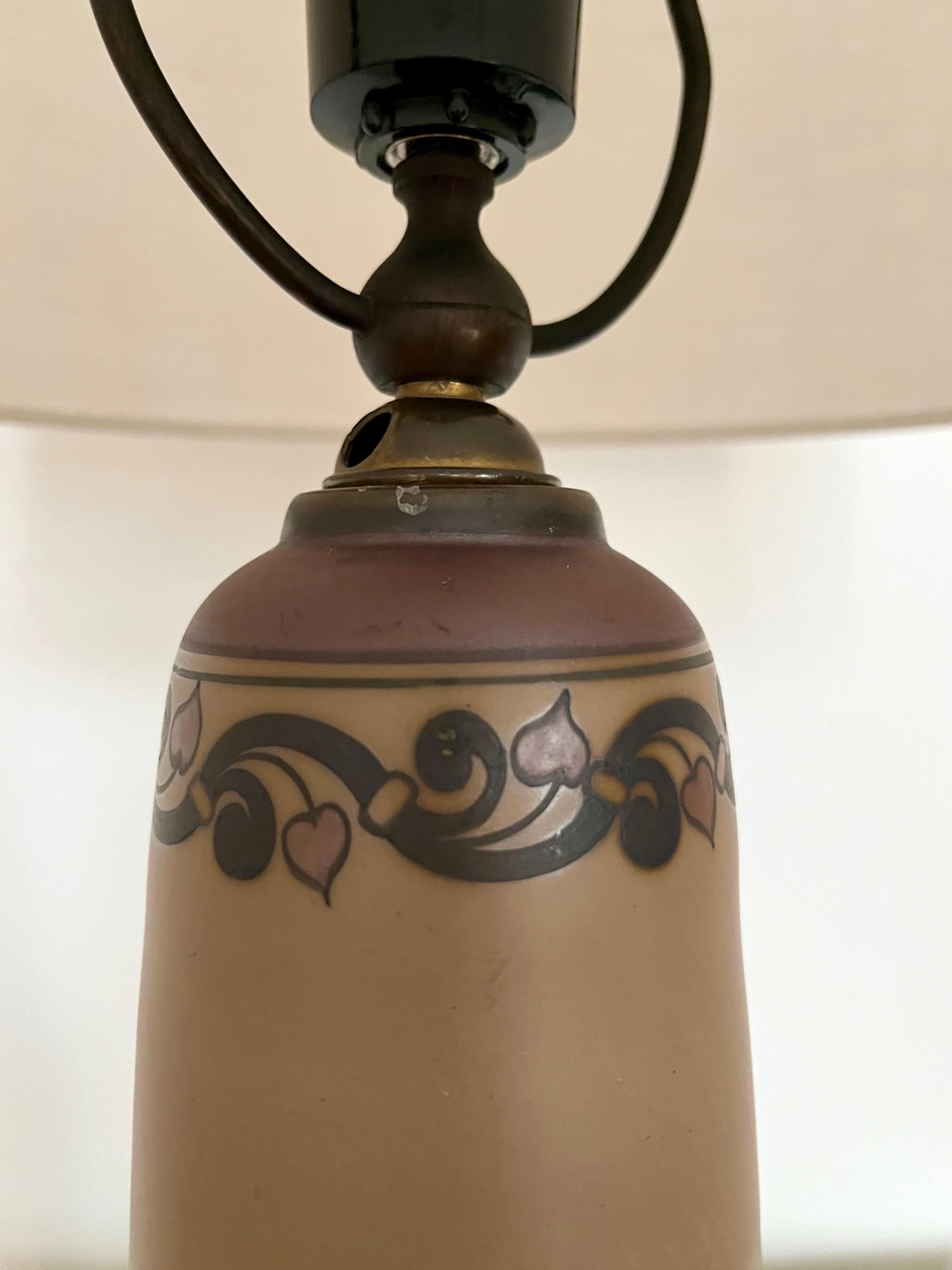 Lampe de table danoise Art Nouveau décorée à la main par L. Hjorth, années 1930 en vente 4