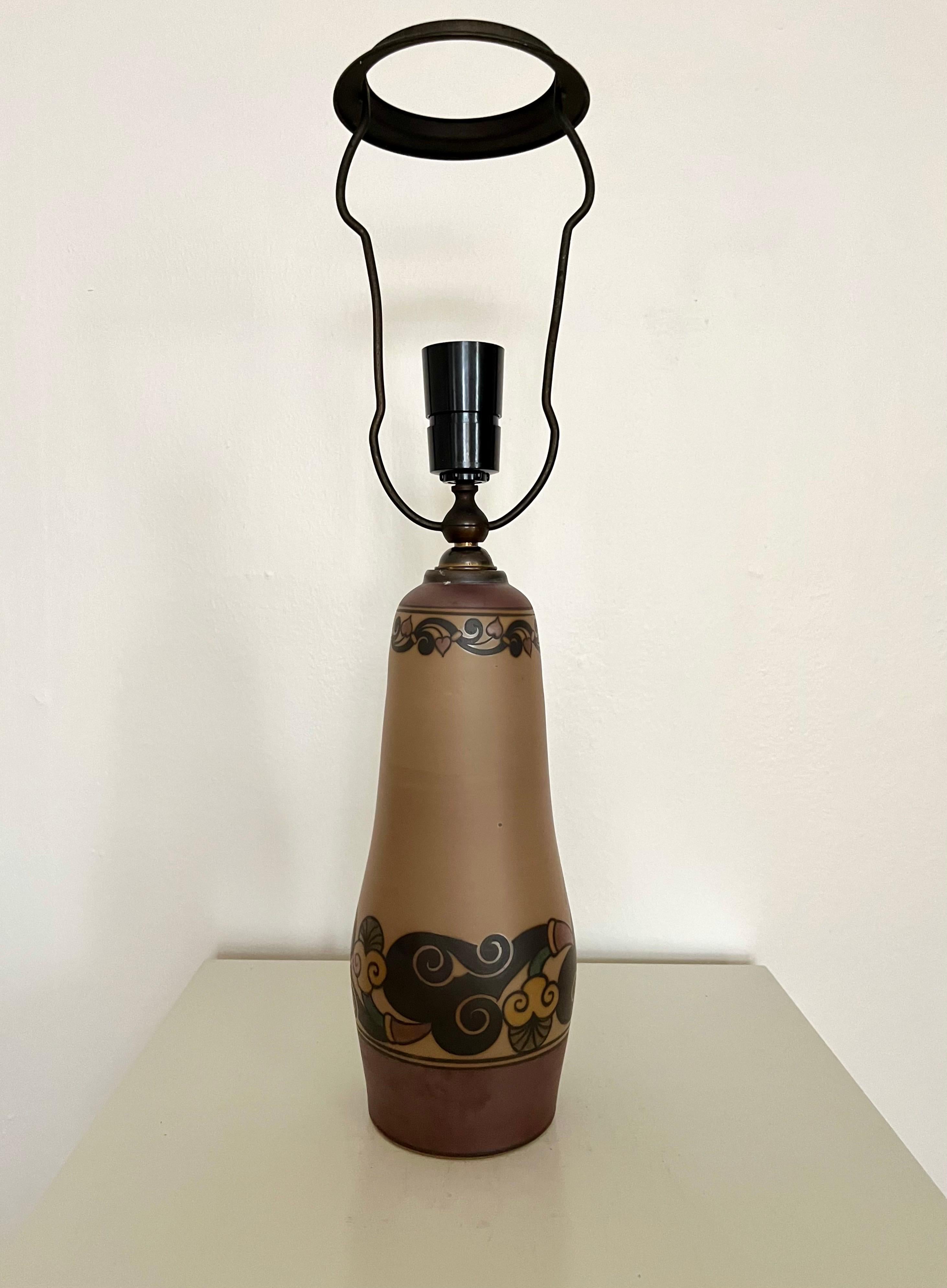 Milieu du XXe siècle Lampe de table danoise Art Nouveau décorée à la main par L. Hjorth, années 1930 en vente