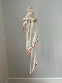 1970/1980er Jahre Großer Kronleuchter mit Muschelketten aus Natur